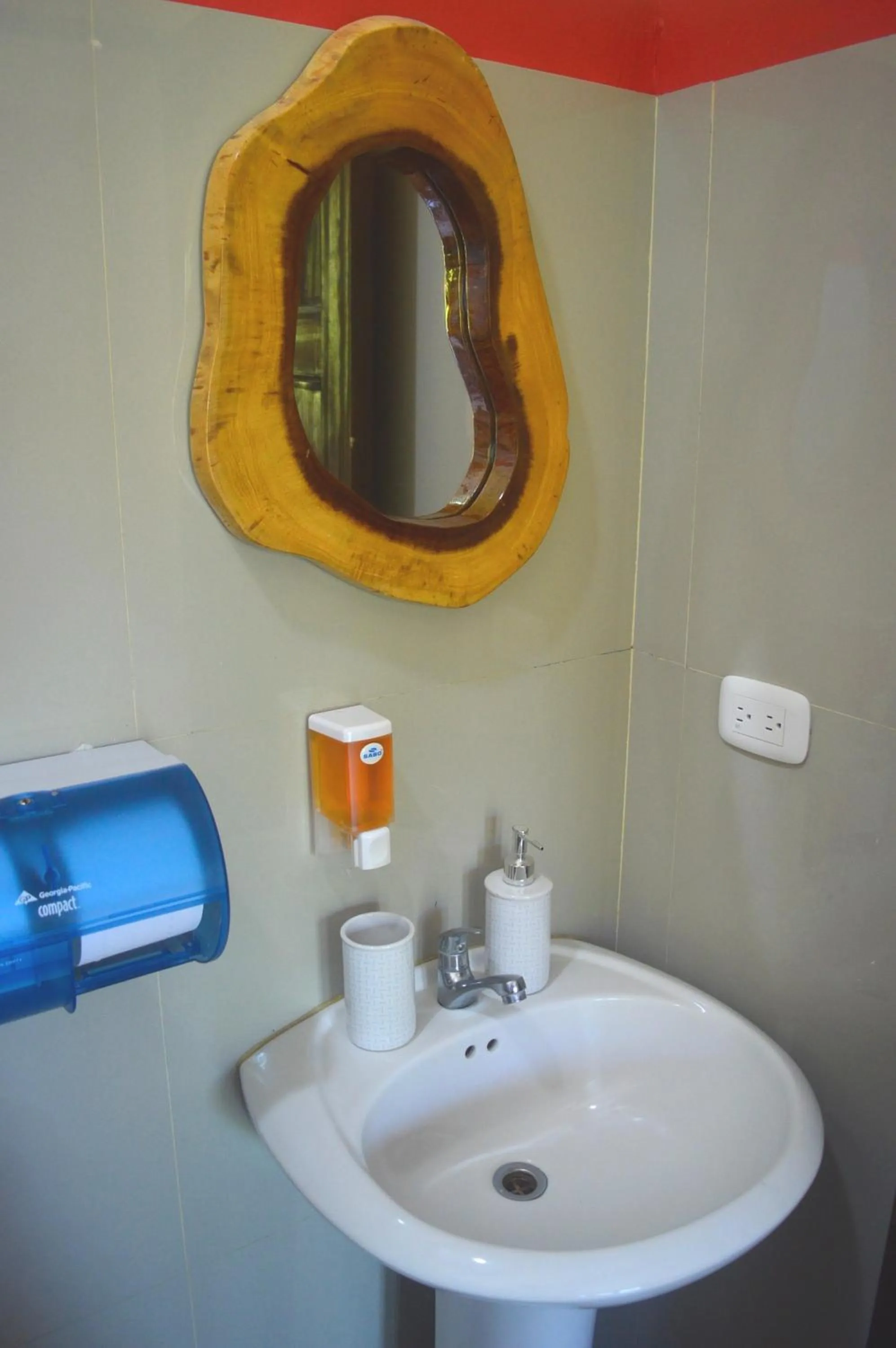 Bathroom in Millenium Manuel Antonio Park and beach