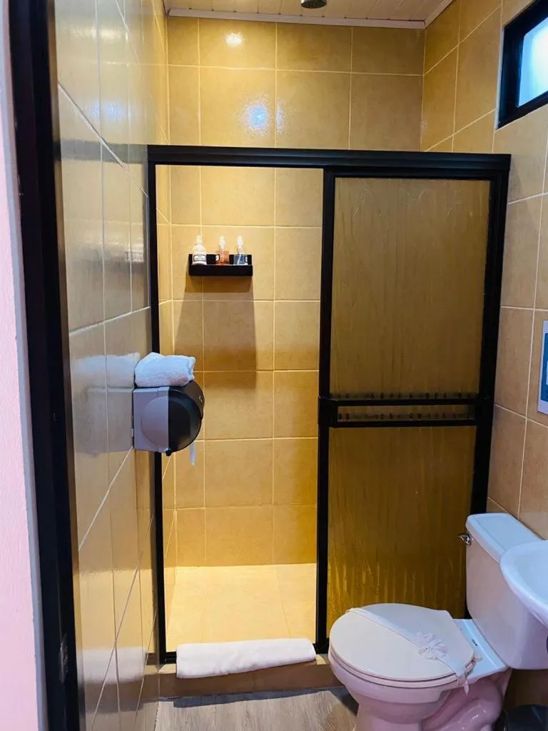 Bathroom in Millenium Manuel Antonio Park and beach