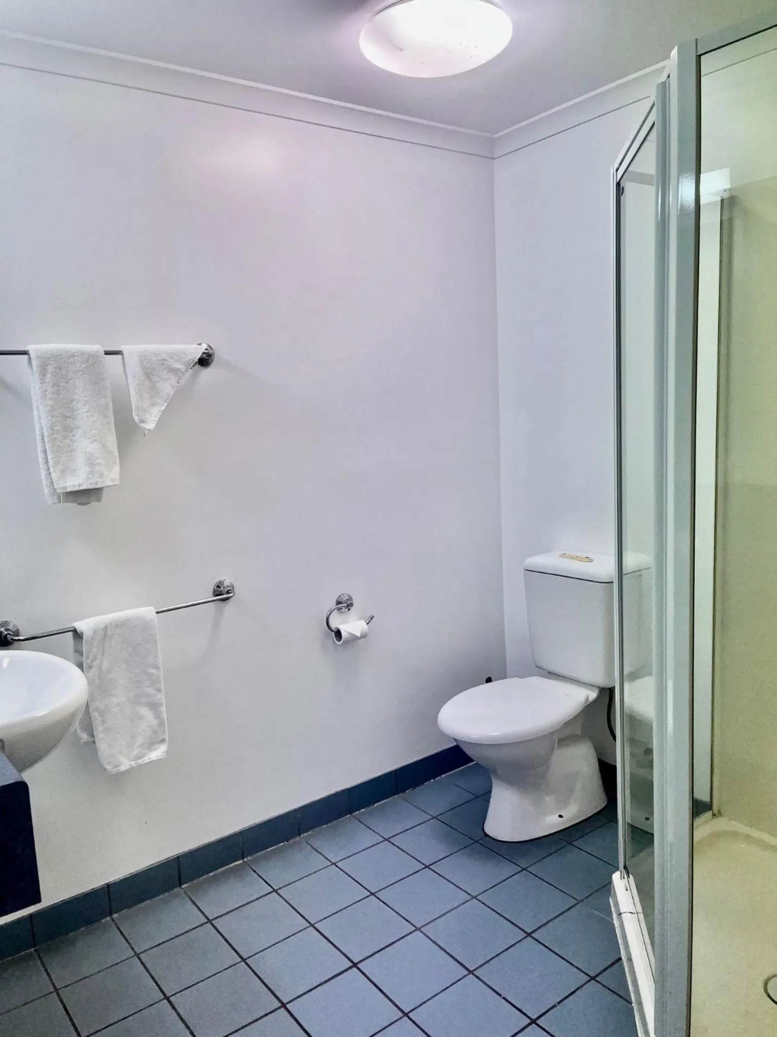 Shower in Banana Hotel Motel