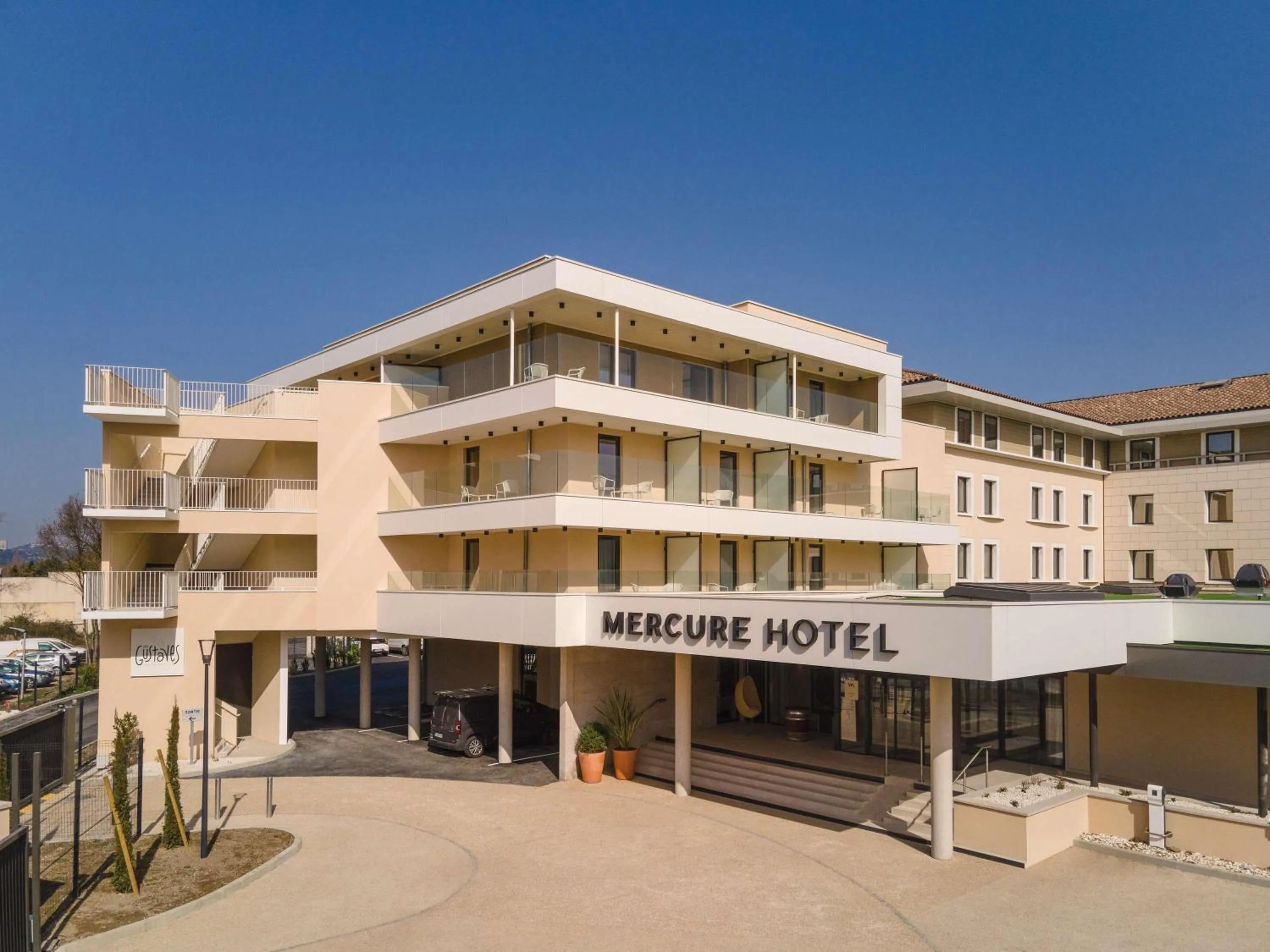 Property building in Mercure Avignon TGV Hotel & Spa