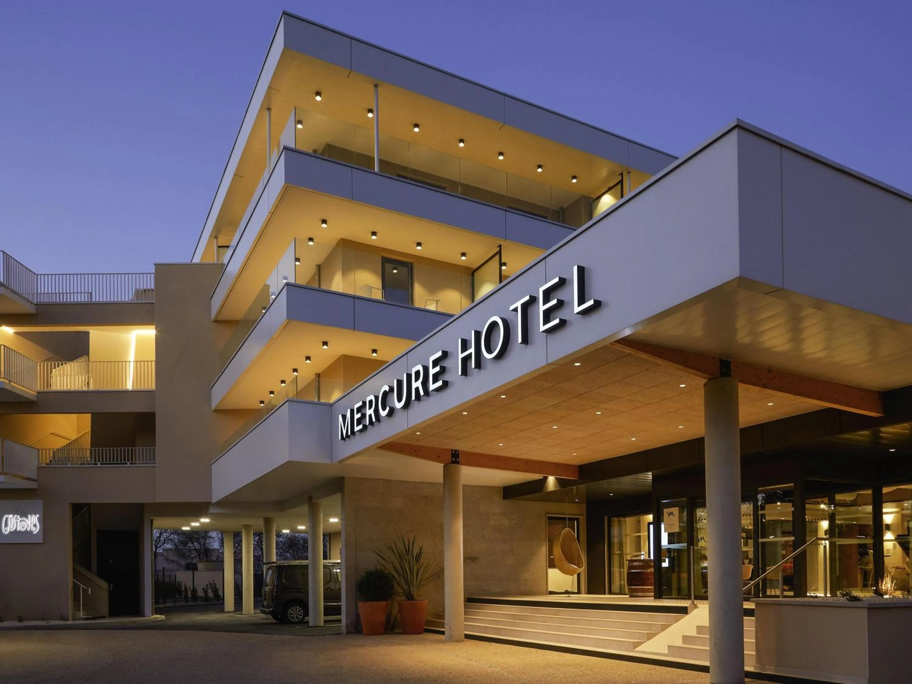 Property building in Mercure Avignon TGV Hotel & Spa