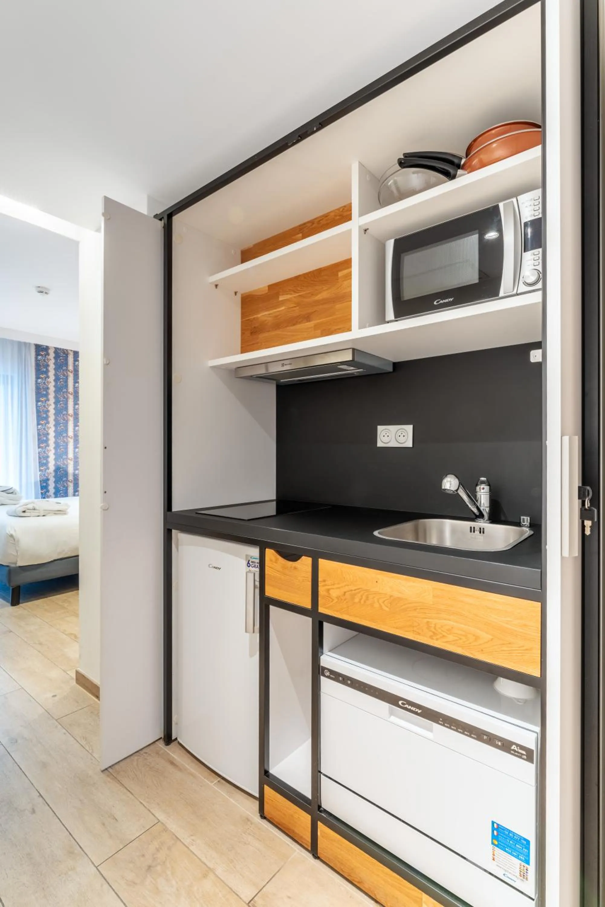 Kitchen or kitchenette, Bed in Mercure Avignon TGV Hotel & Spa