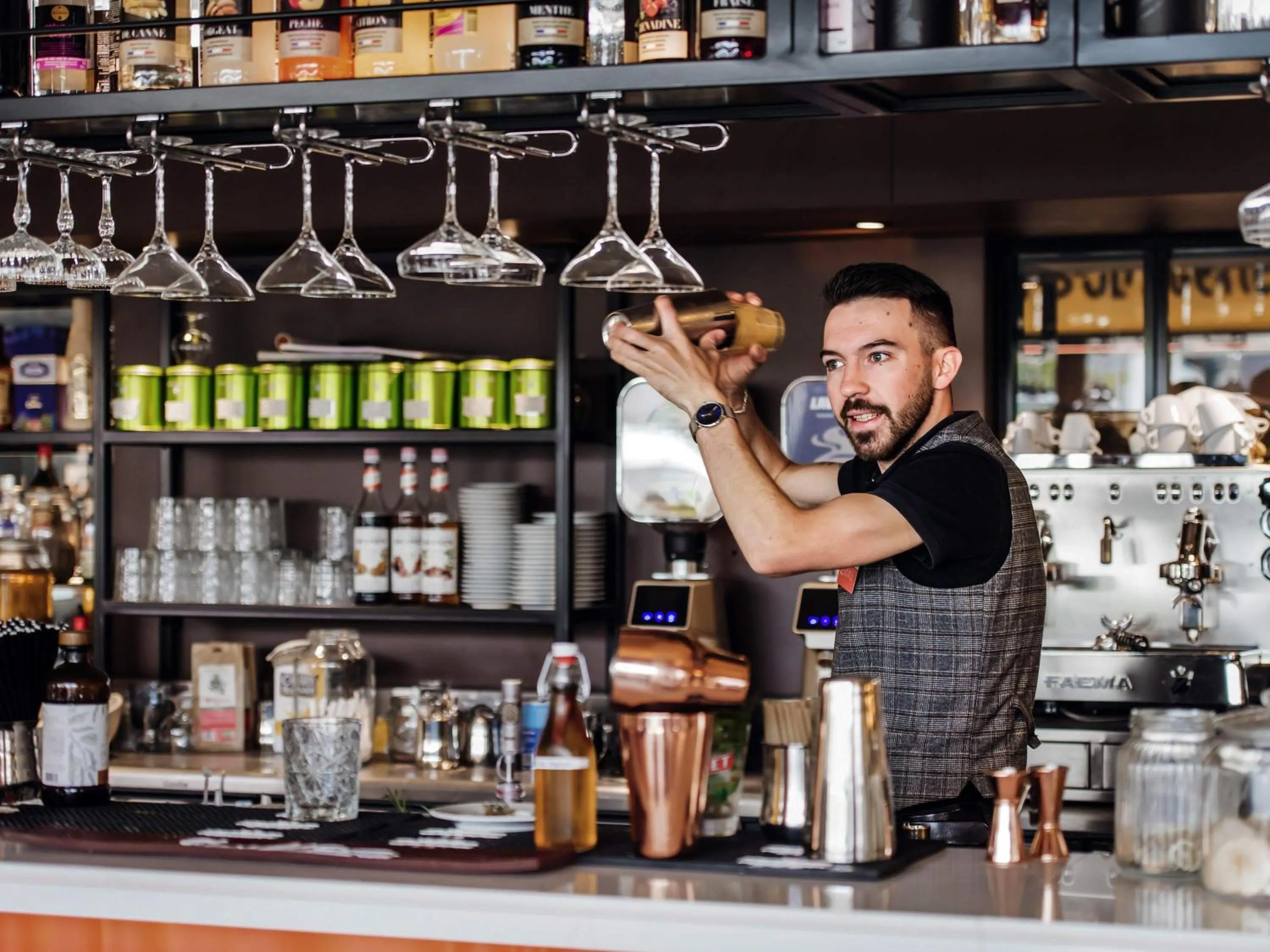 Lounge or bar in Mercure Avignon TGV Hotel & Spa