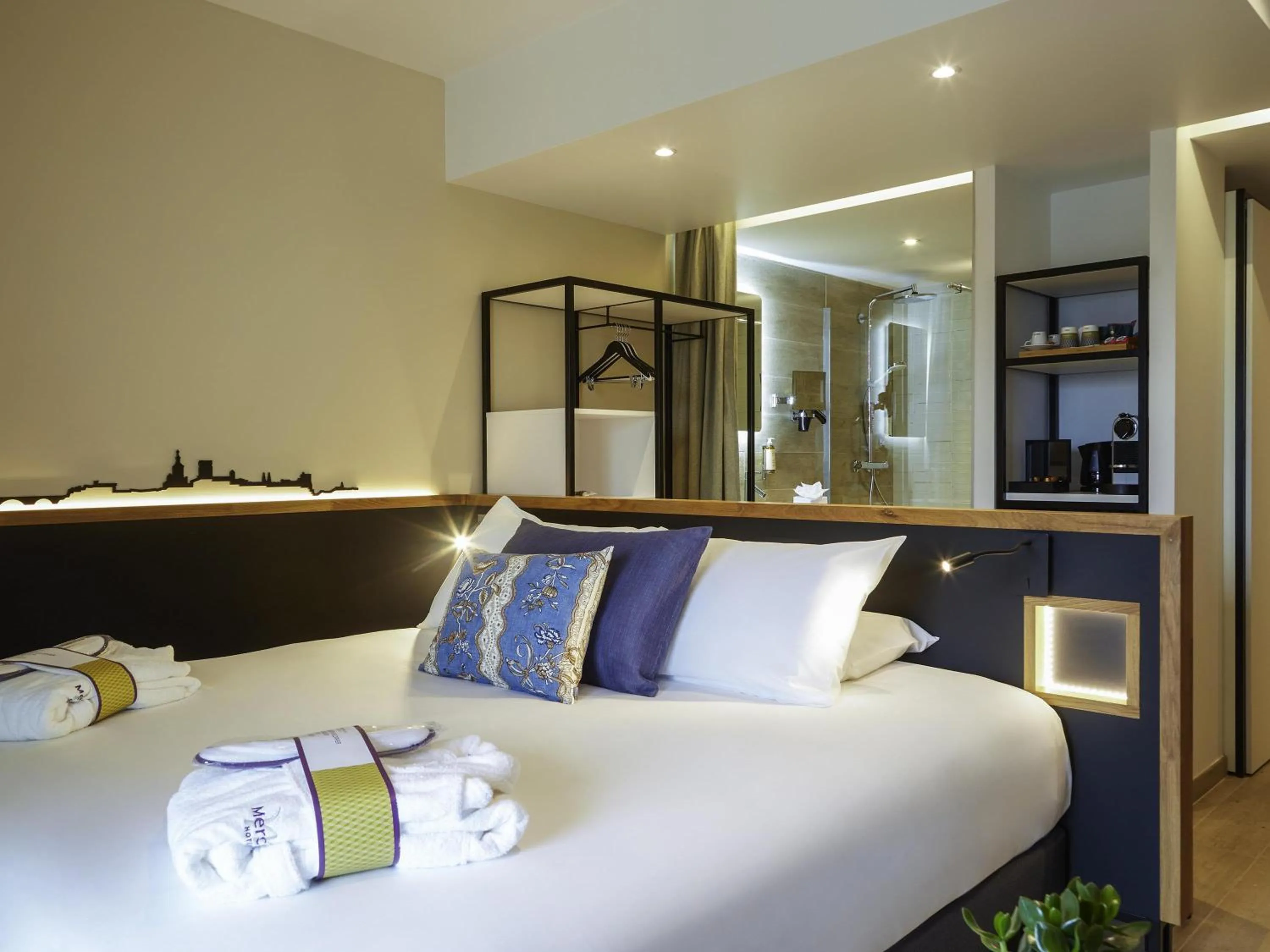 Bedroom, Bed in Mercure Avignon TGV Hotel & Spa