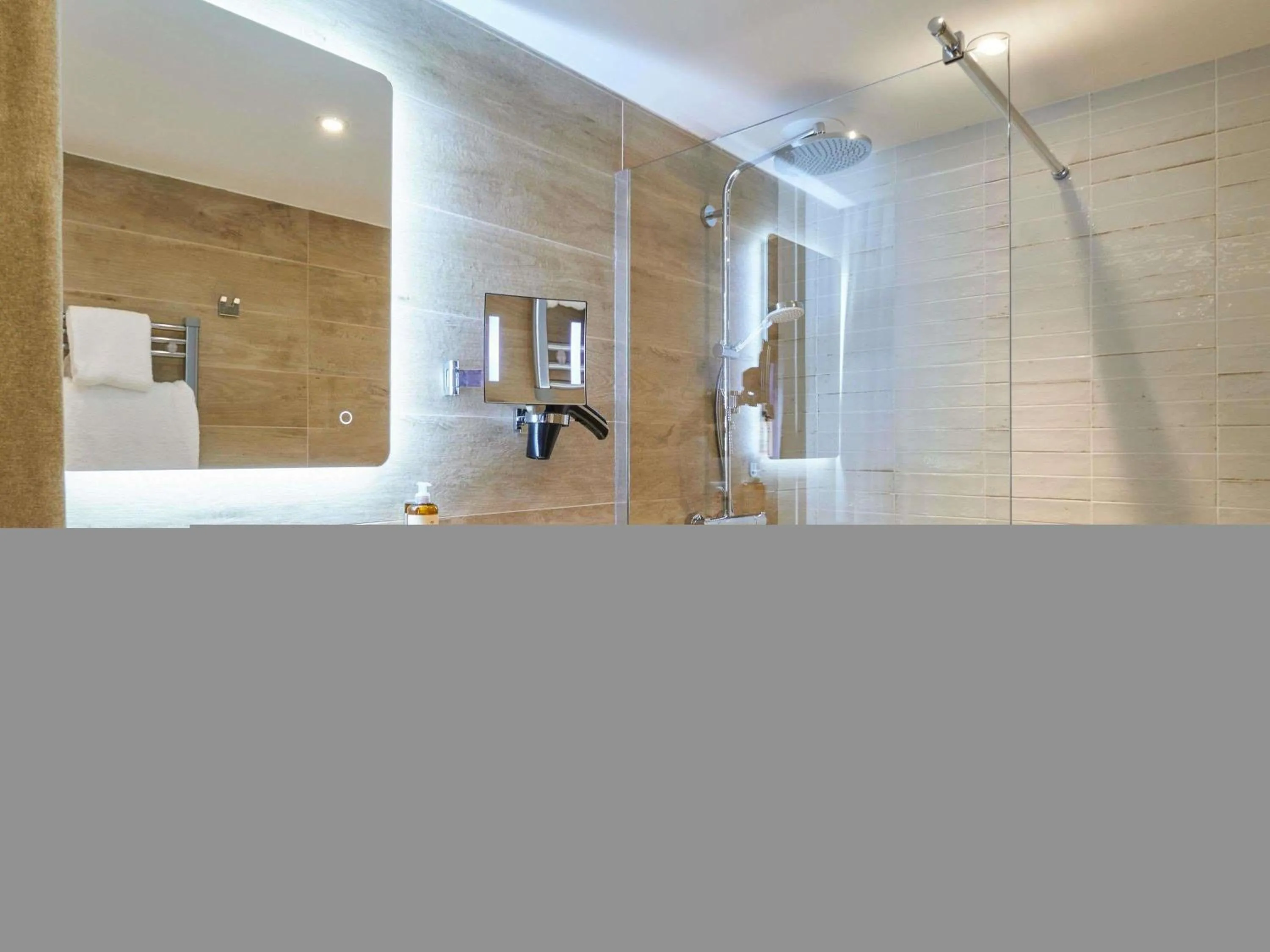 Bedroom in Mercure Avignon TGV Hotel & Spa