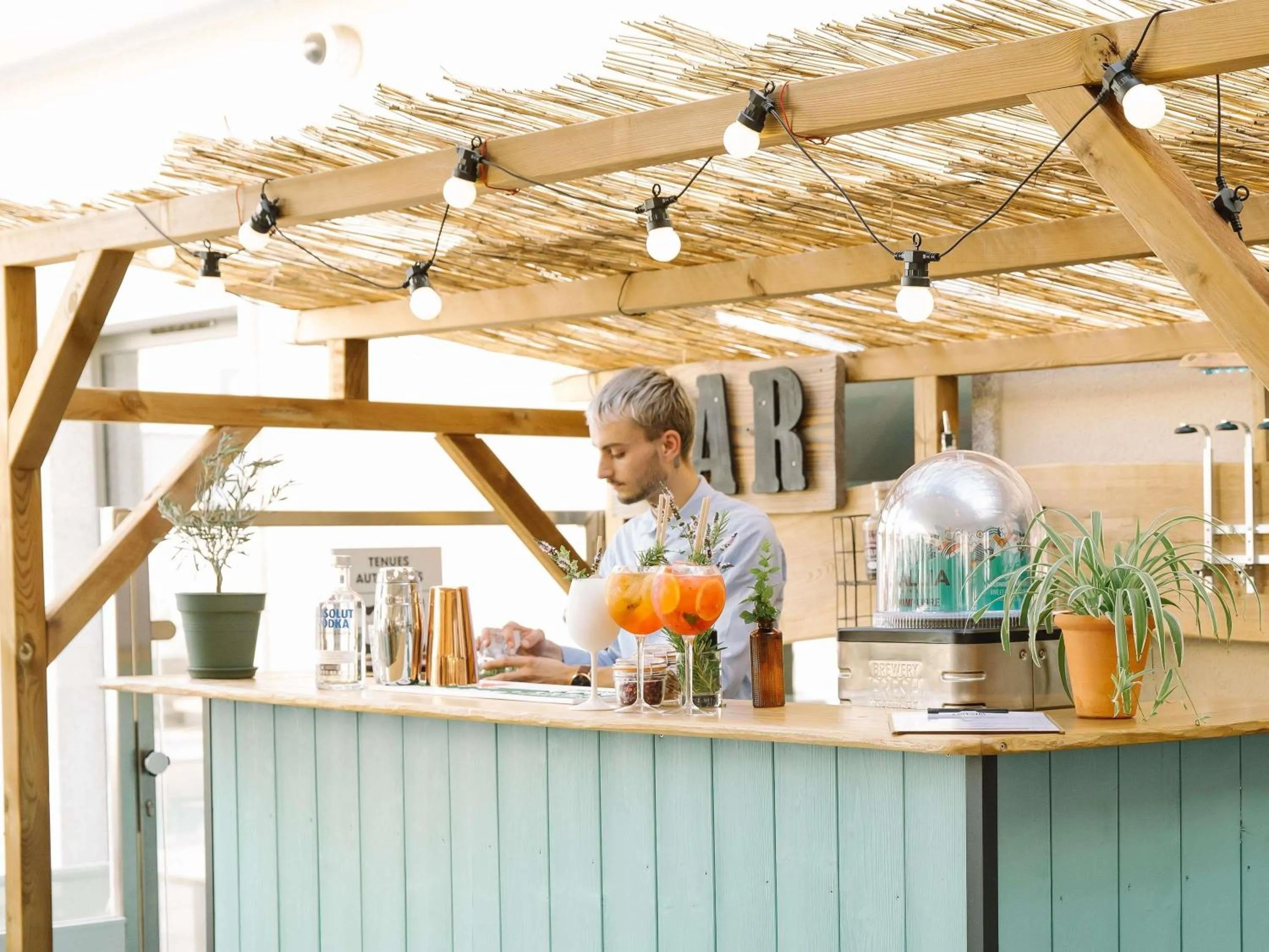 Lounge or bar in Mercure Avignon TGV Hotel & Spa