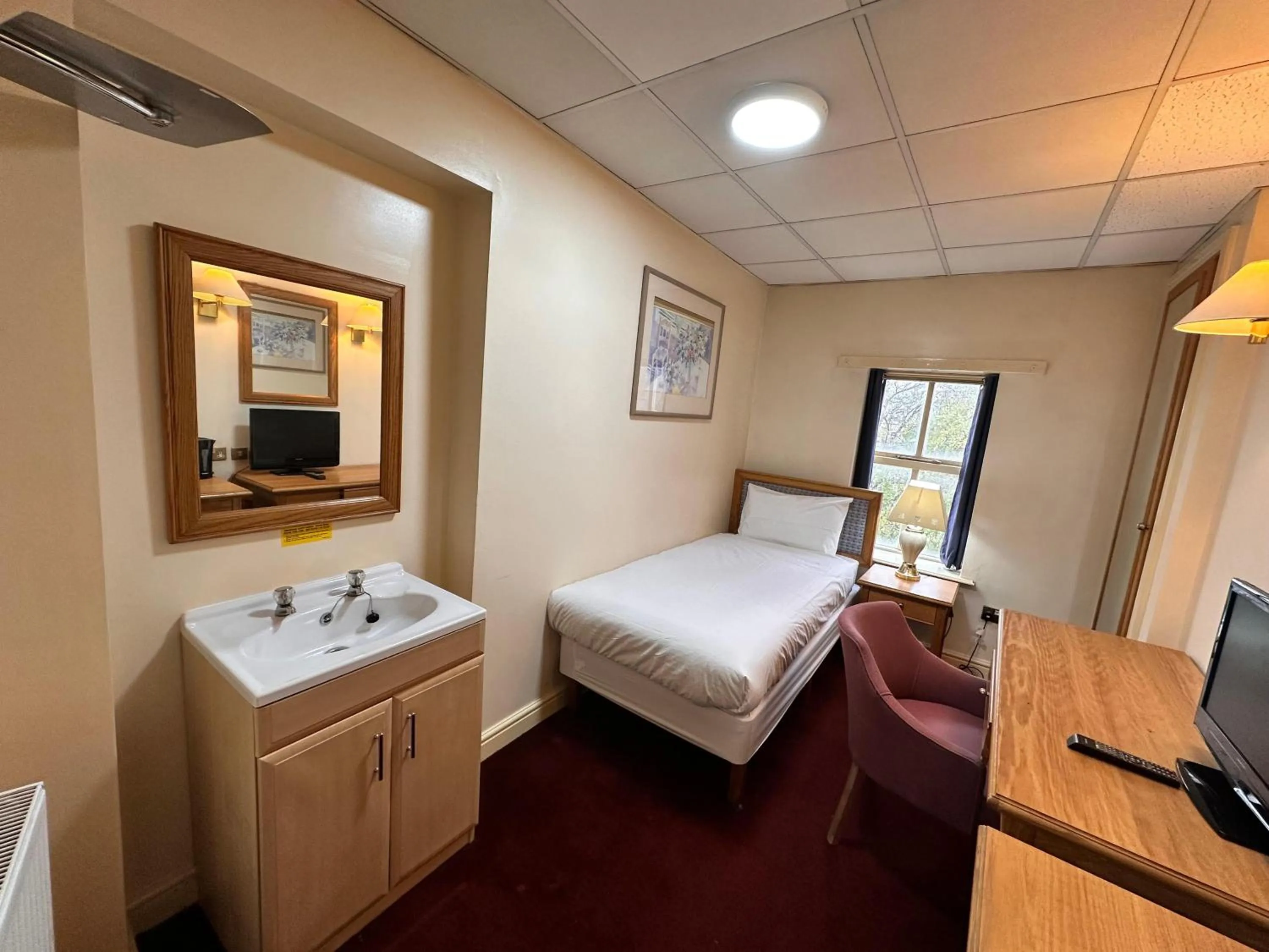 Bedroom, Bed in Throstles Nest Hotel