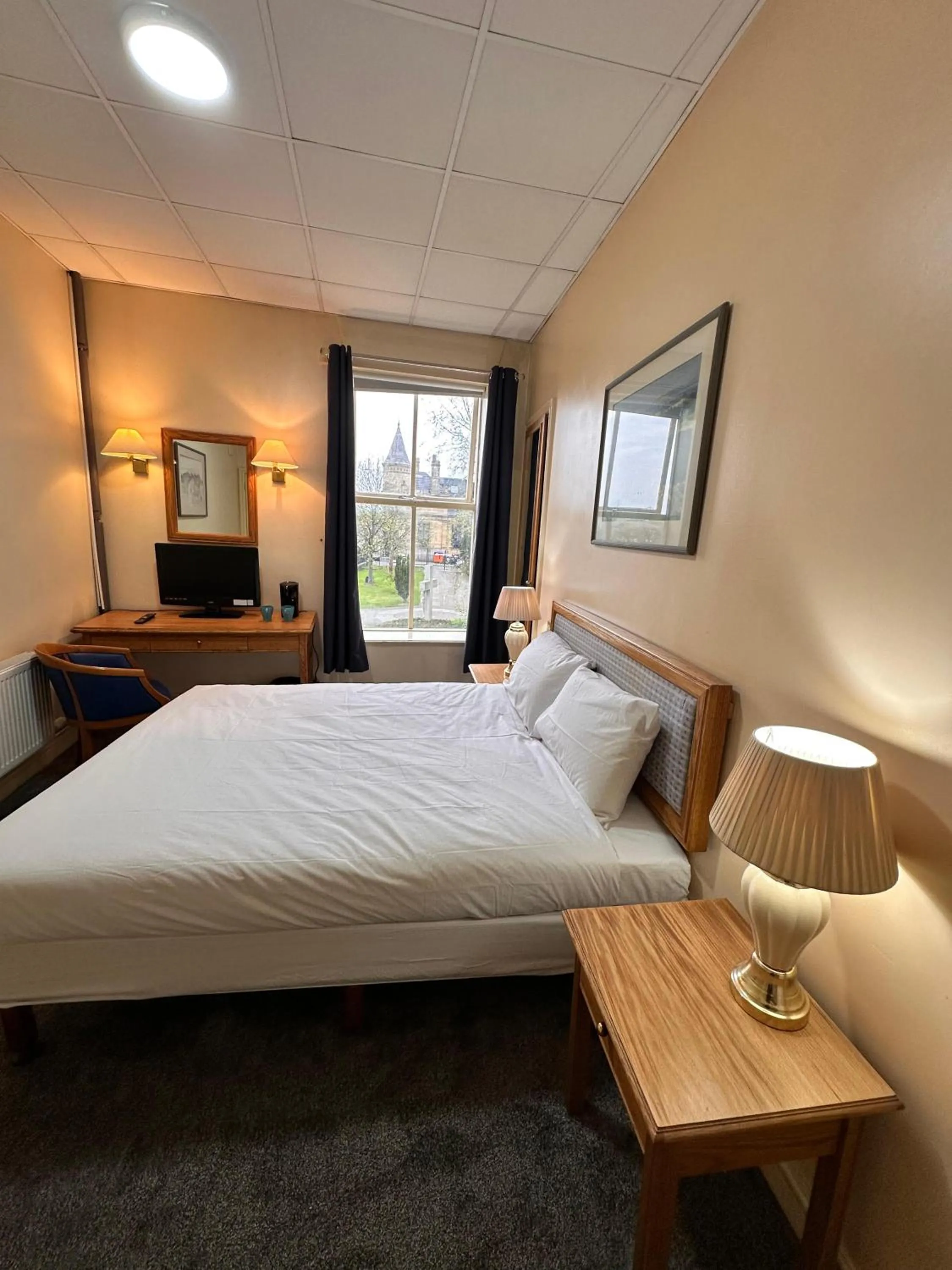 Photo of the whole room, Bed in Throstles Nest Hotel