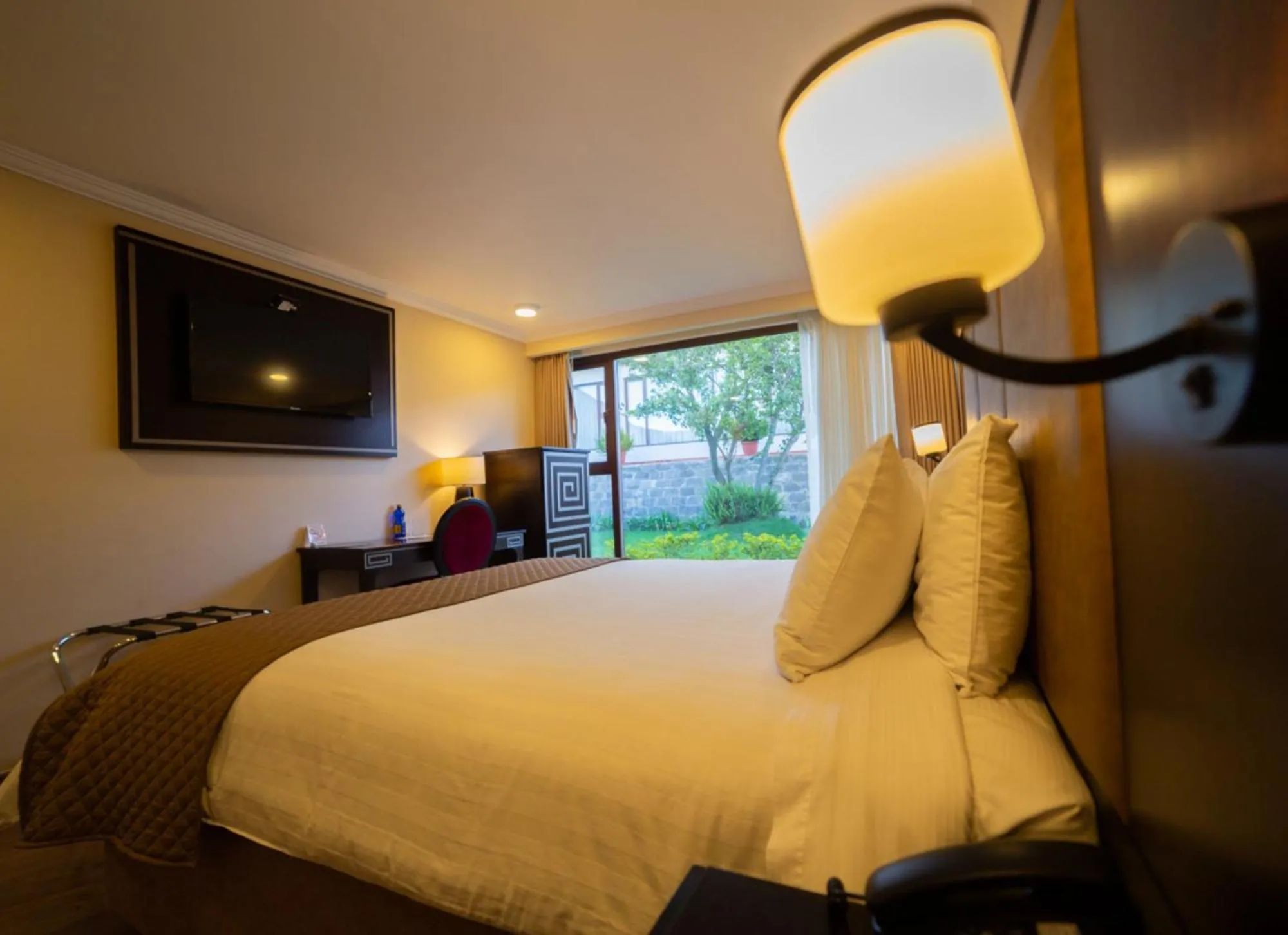 Bed in Quindeloma Art Hotel & Gallery