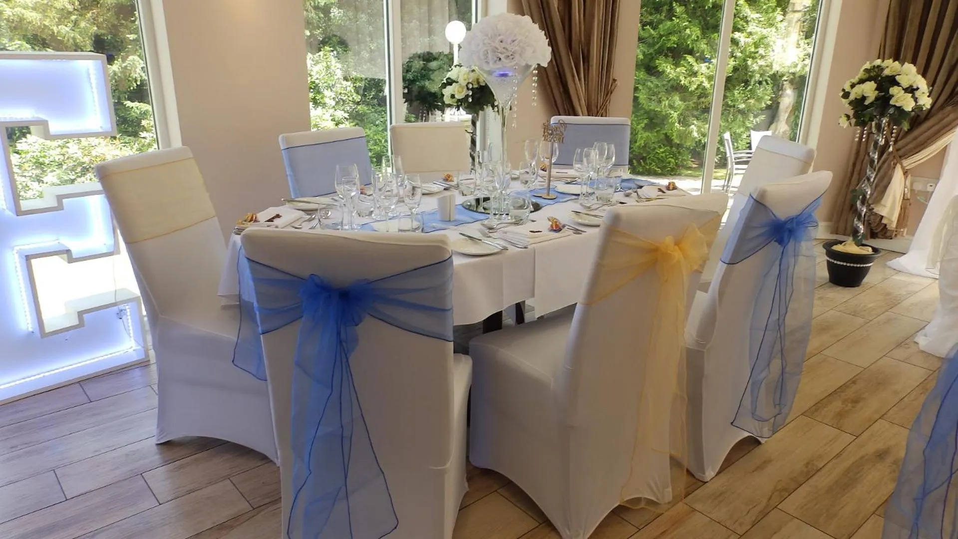 Restaurant/places to eat in Astley Bank Hotel