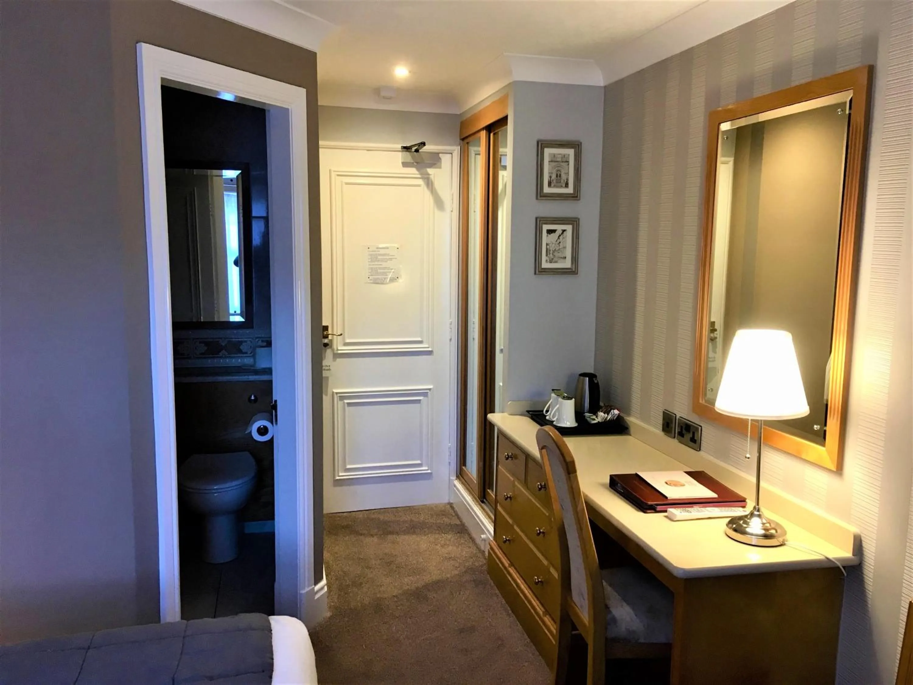 TV and multimedia, Bed in Astley Bank Hotel