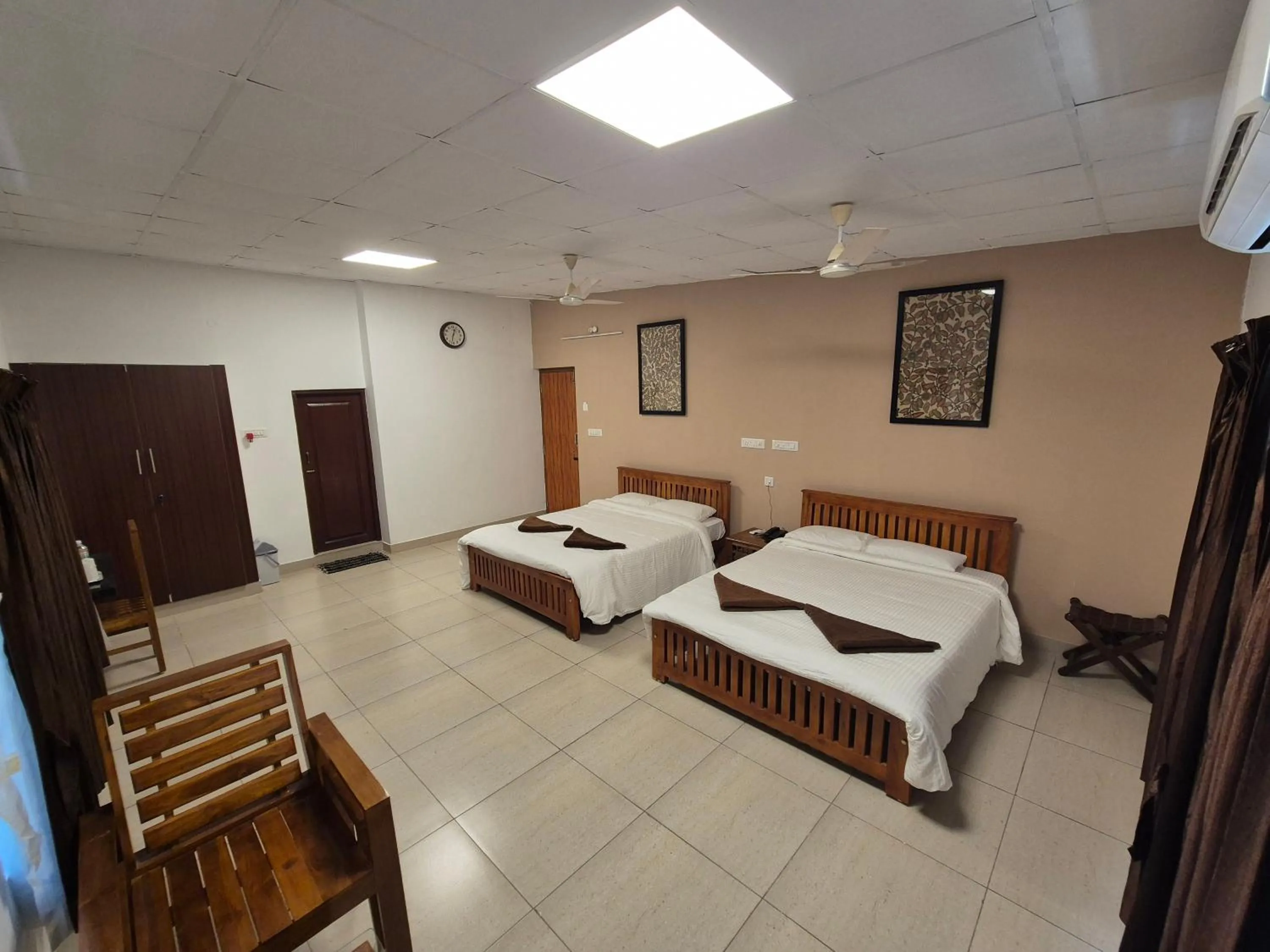 Photo of the whole room, Bed in Rams Inn