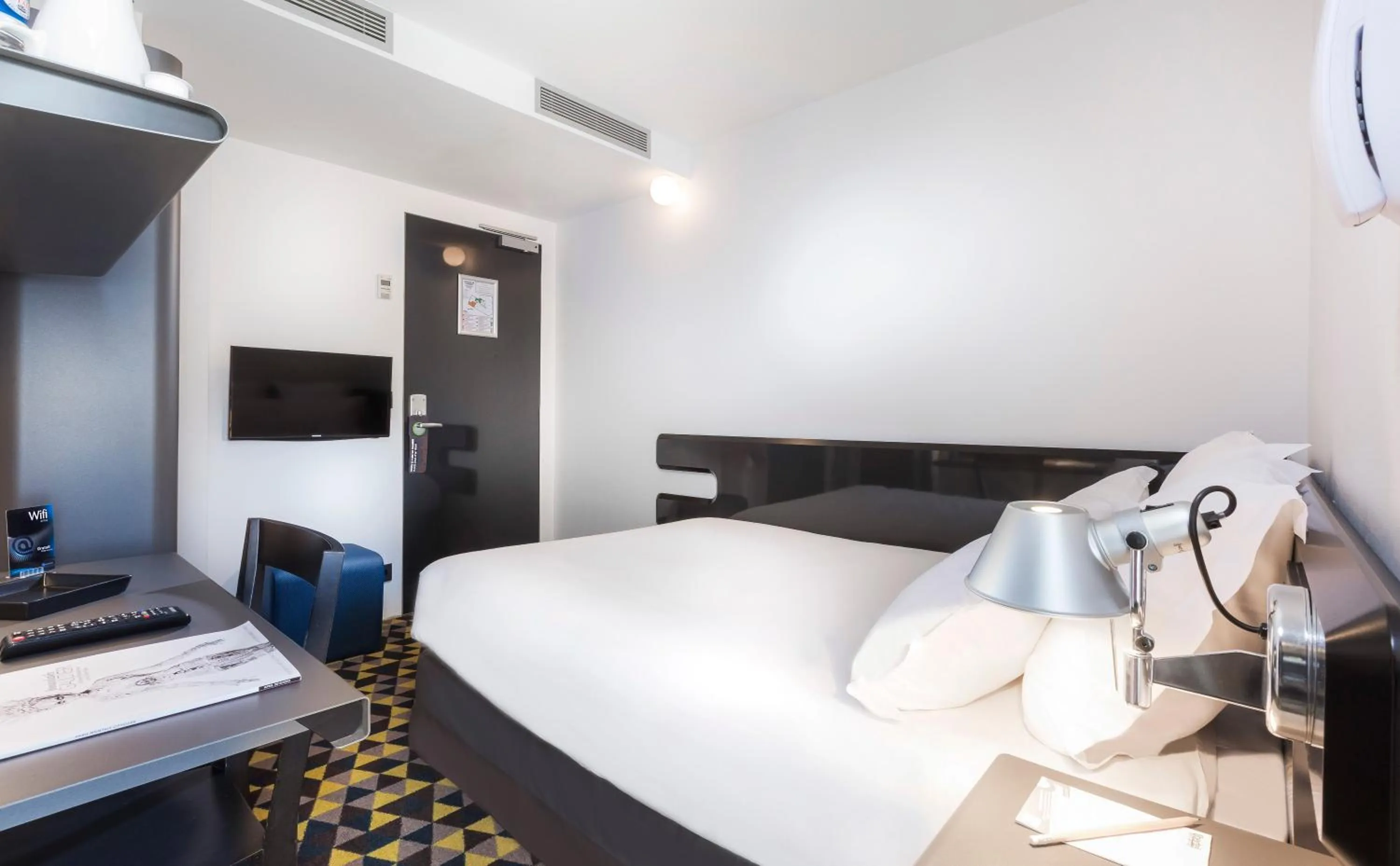 TV and multimedia, Bed in Libertel Montmartre Opéra