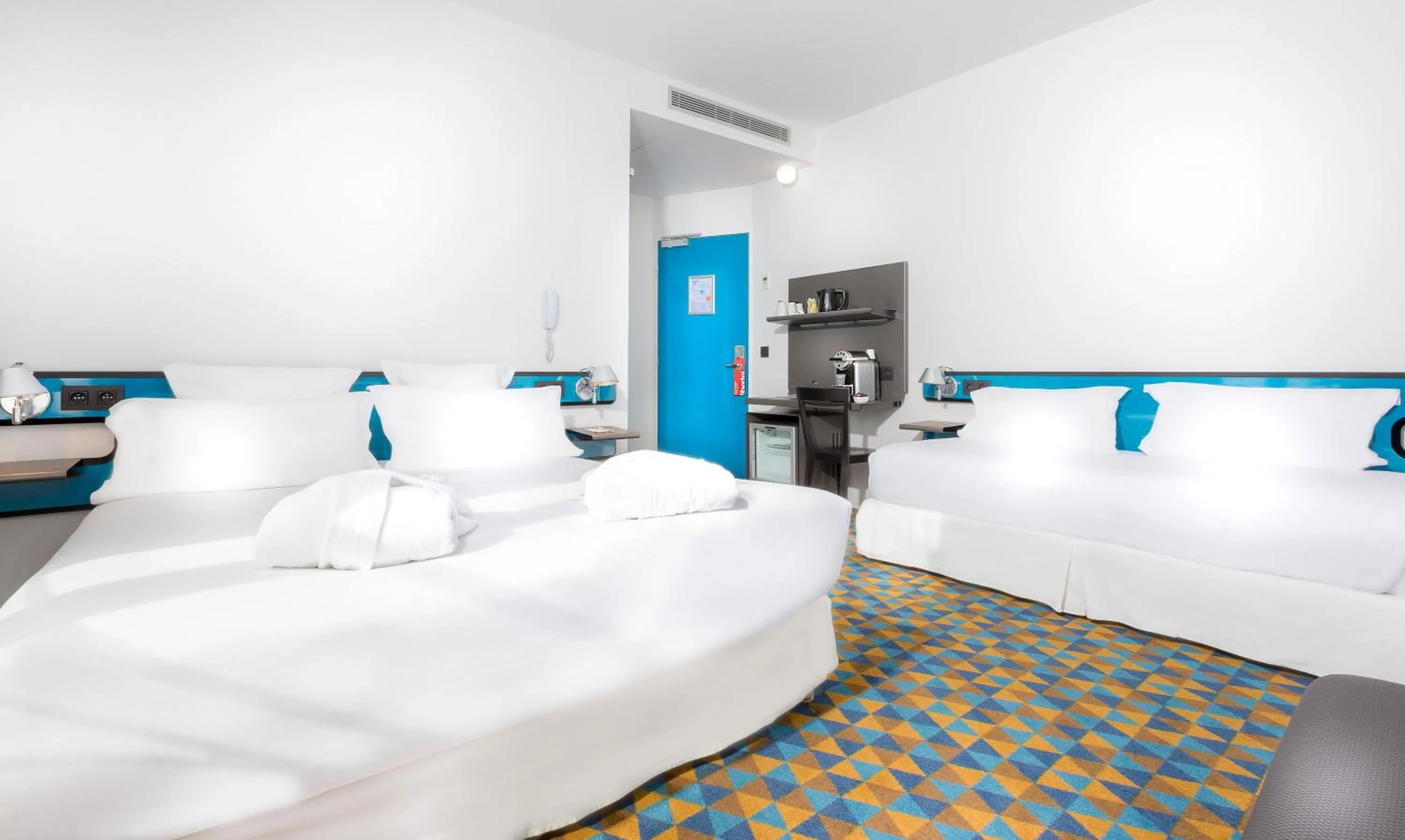 Bed in Libertel Montmartre Opéra