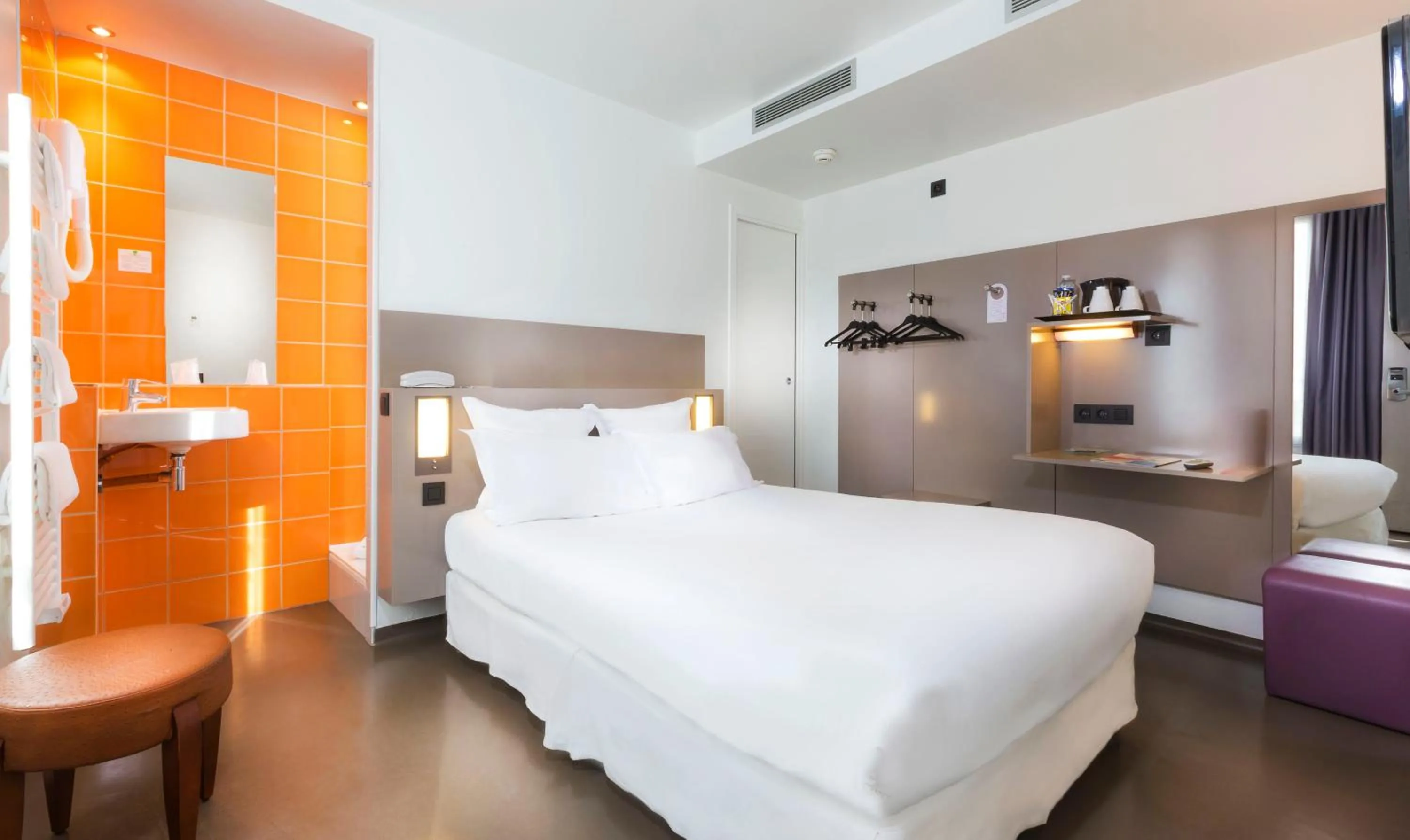 Bed in Libertel Canal Saint Martin