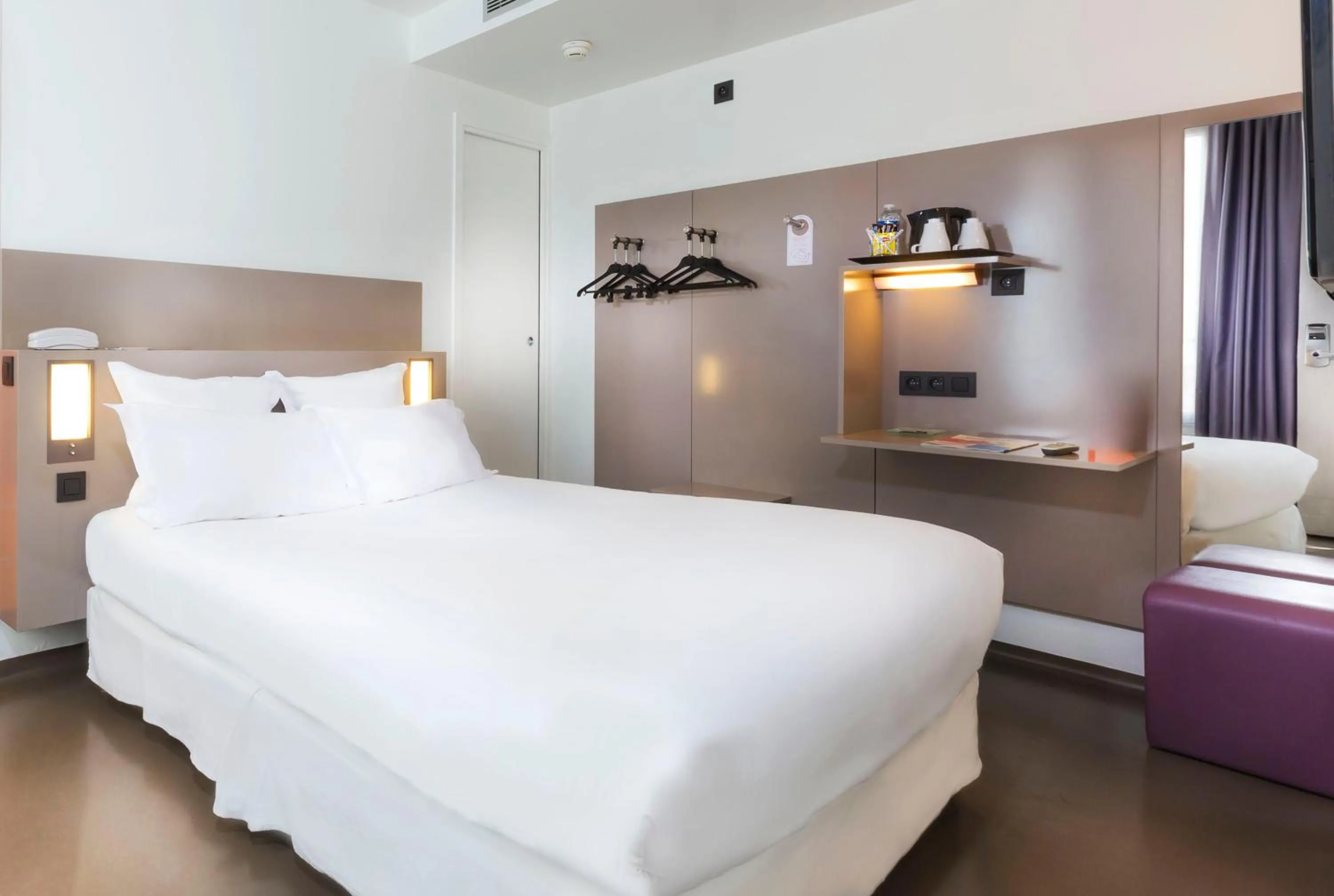 Bed in Libertel Canal Saint Martin