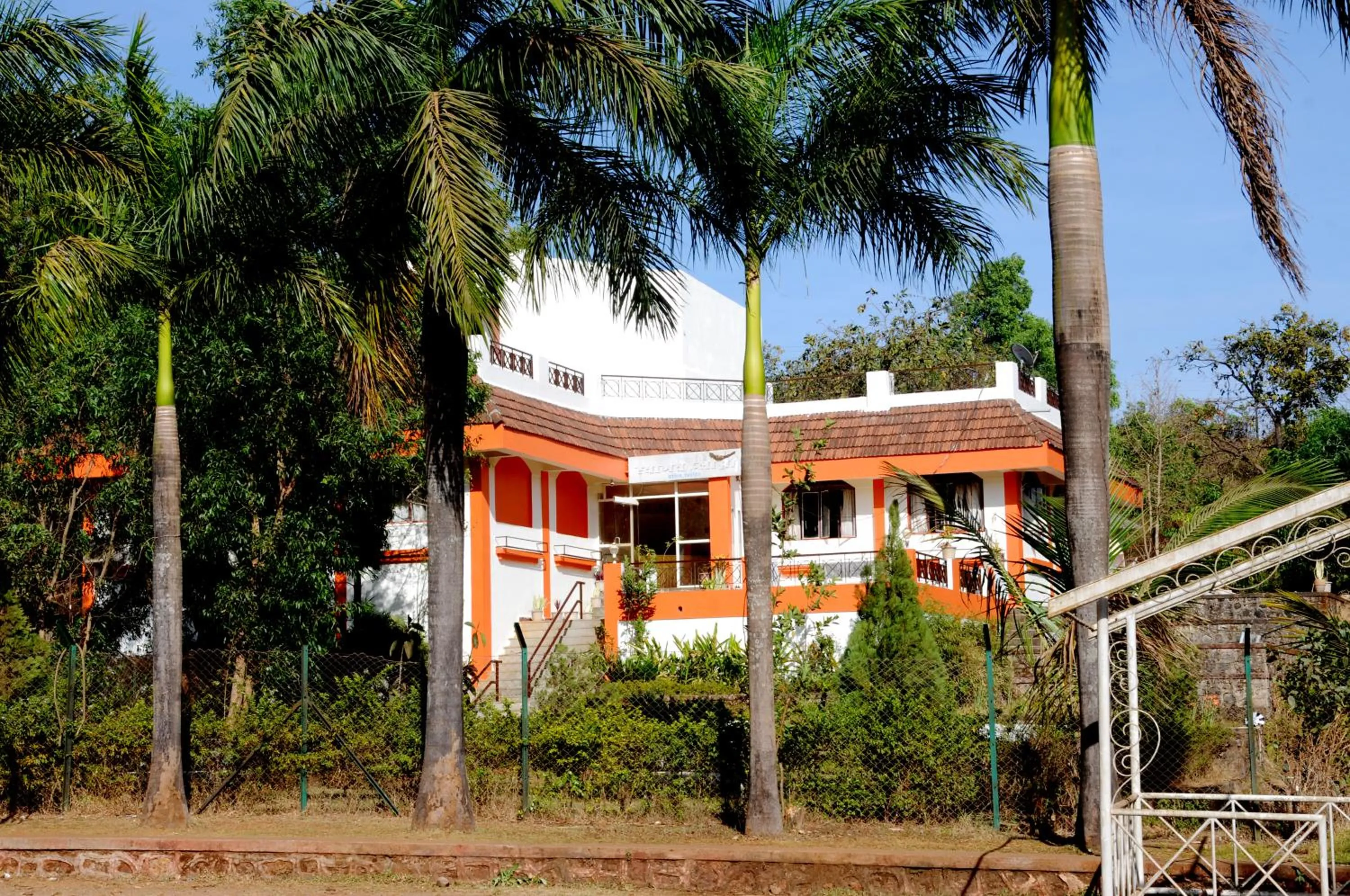 Facade/entrance in Riverside Inn