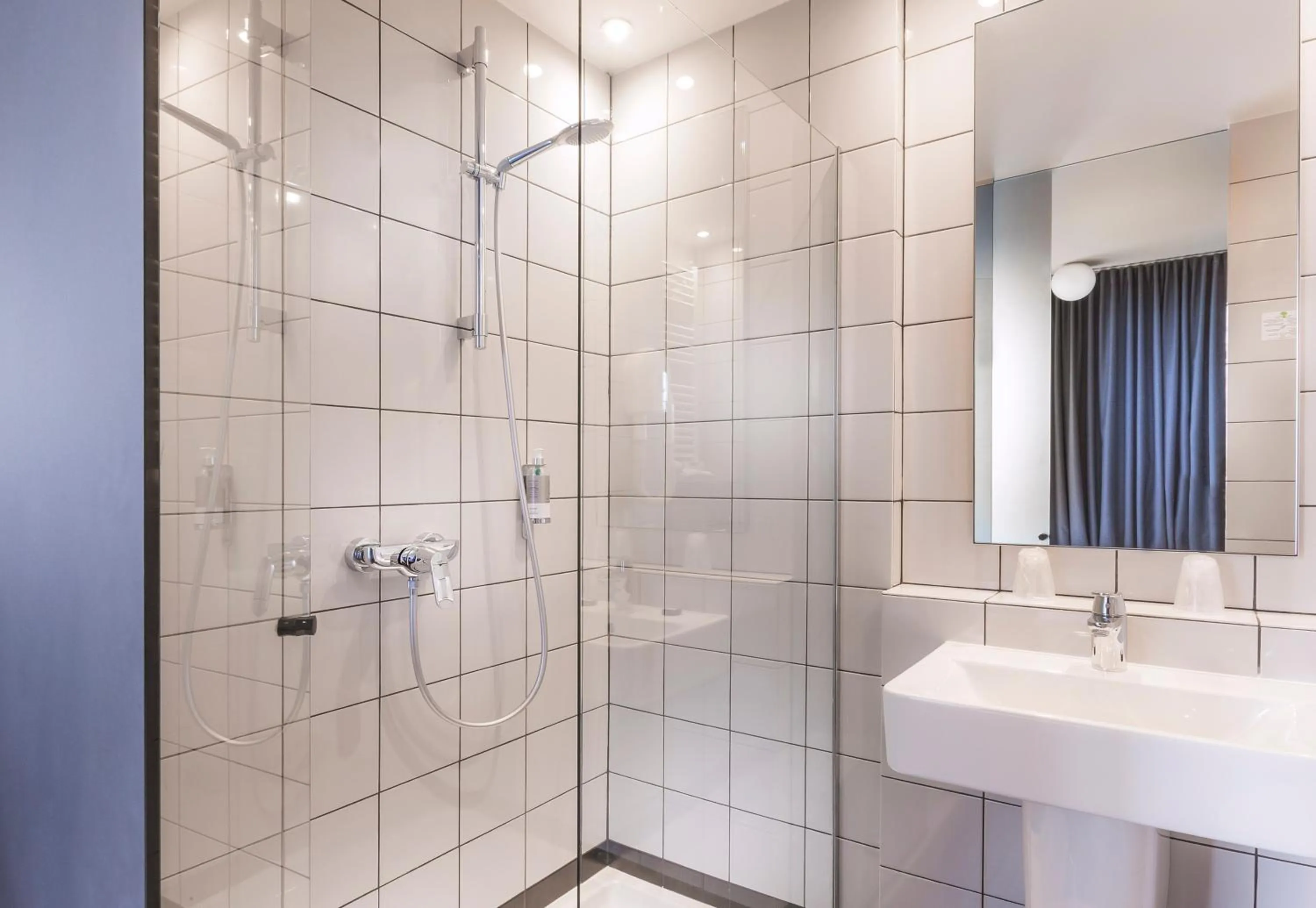 Bathroom in Libertel Gare Du Nord Suede