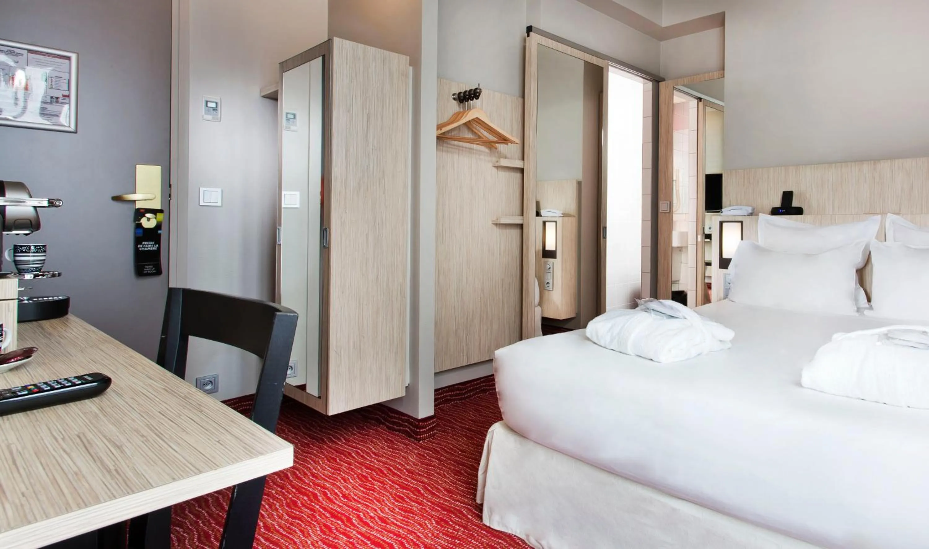 Photo of the whole room, Bed in Libertel Gare Du Nord Suede