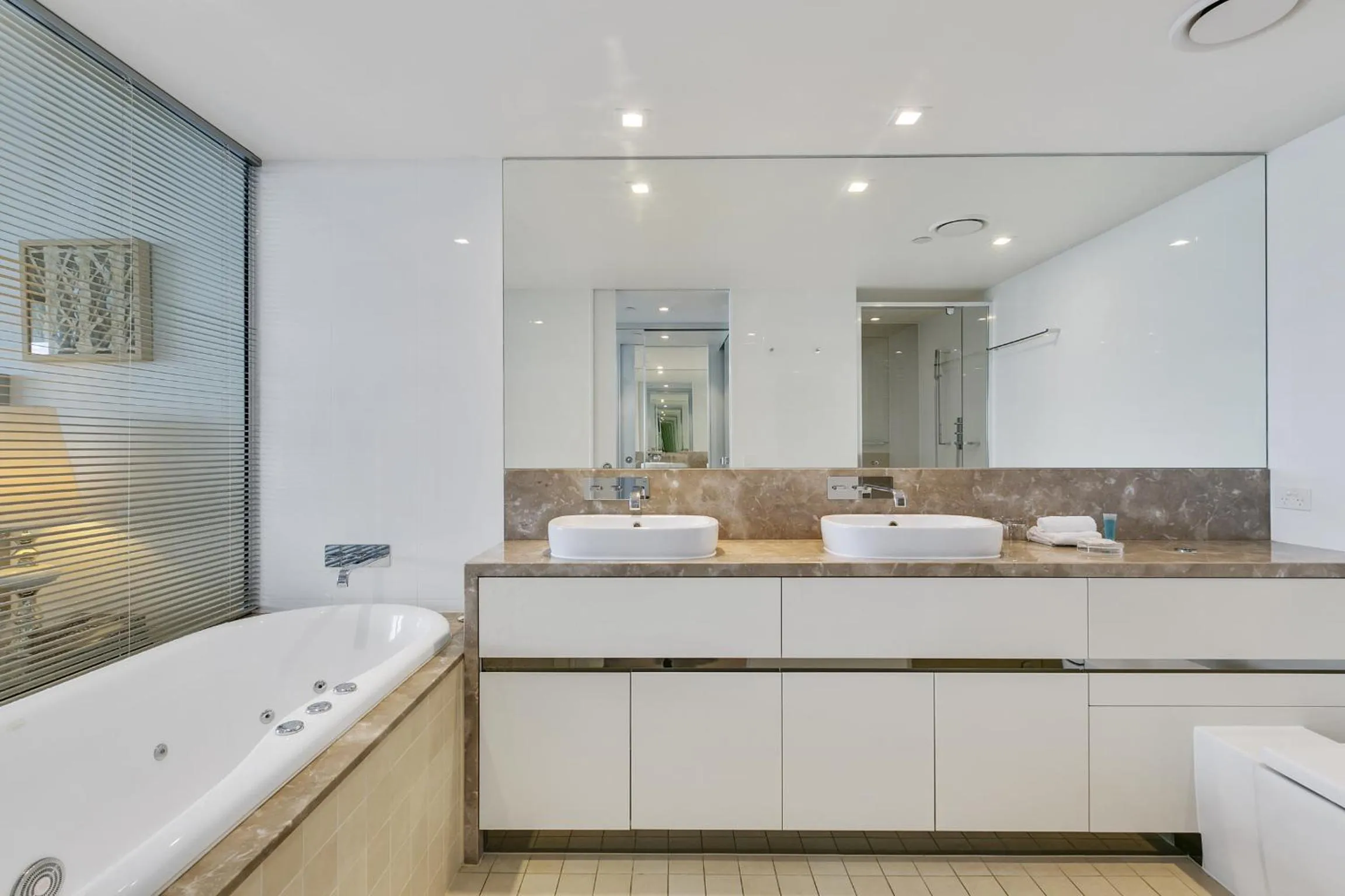 Shower in Soul on the Esplanade - HR Surfers Paradise