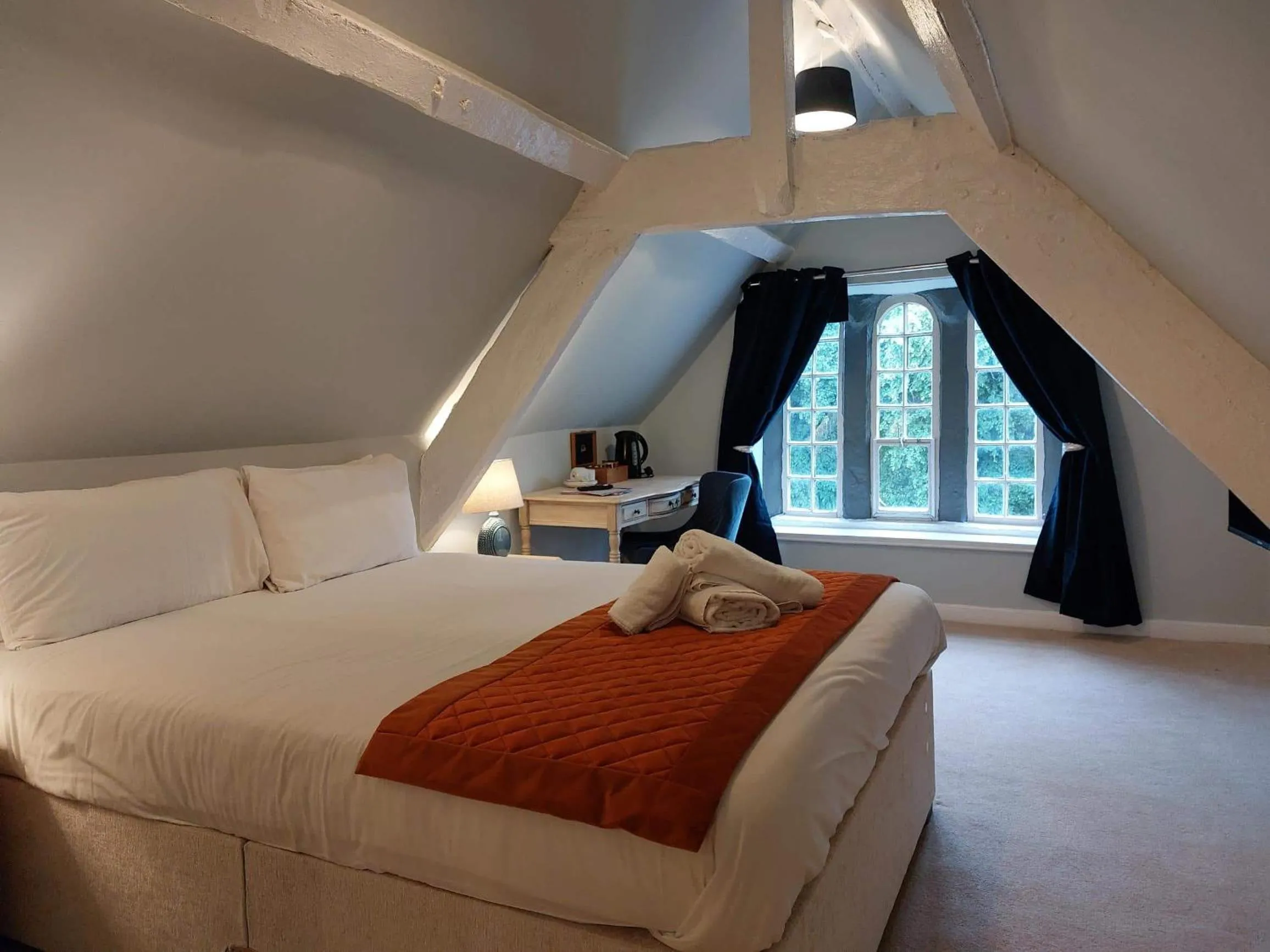 Bedroom, Bed in Manor House Hotel