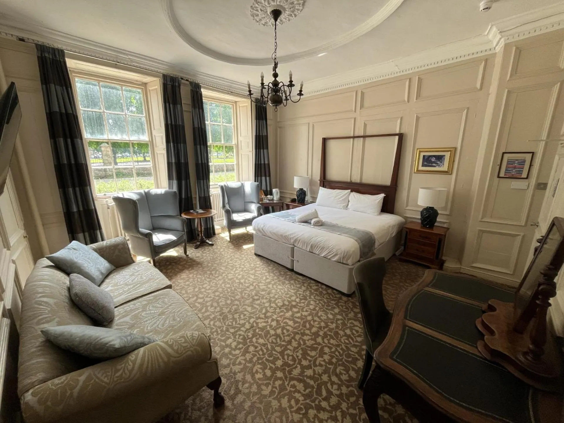 Bedroom, Bed in Manor House Hotel