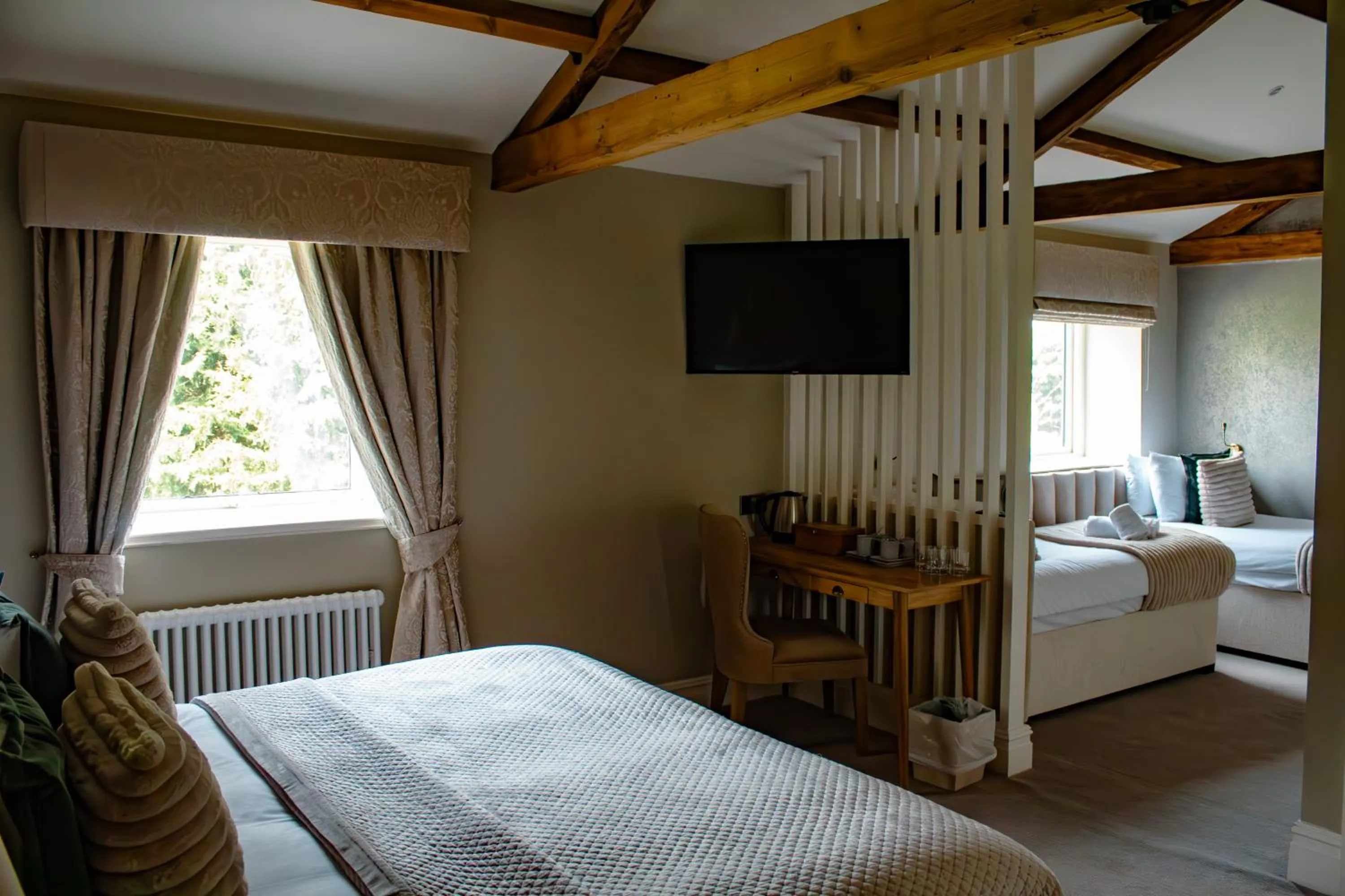 Bedroom, Bed in Manor House Hotel