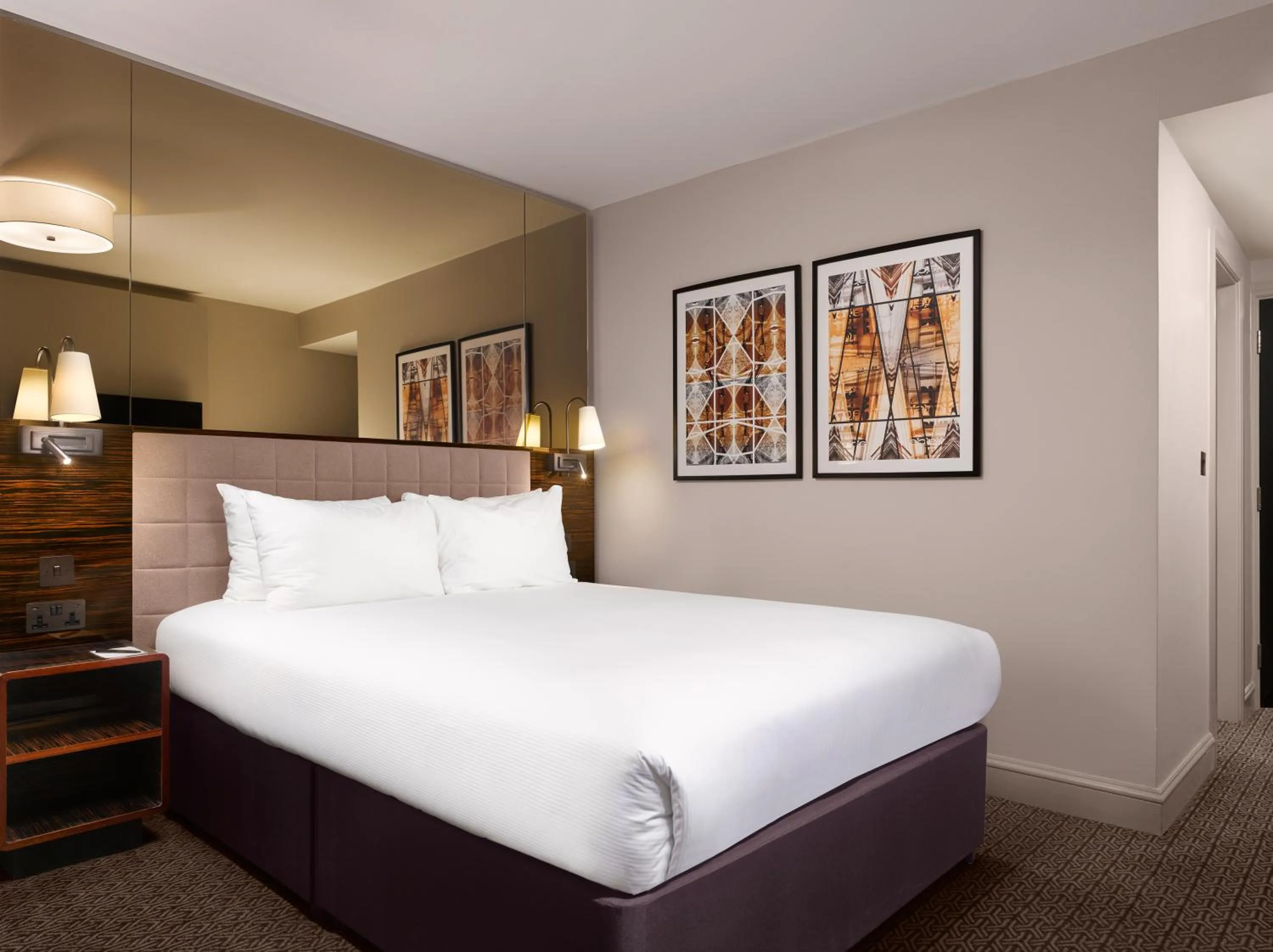 Bedroom, Bed in Strand Palace