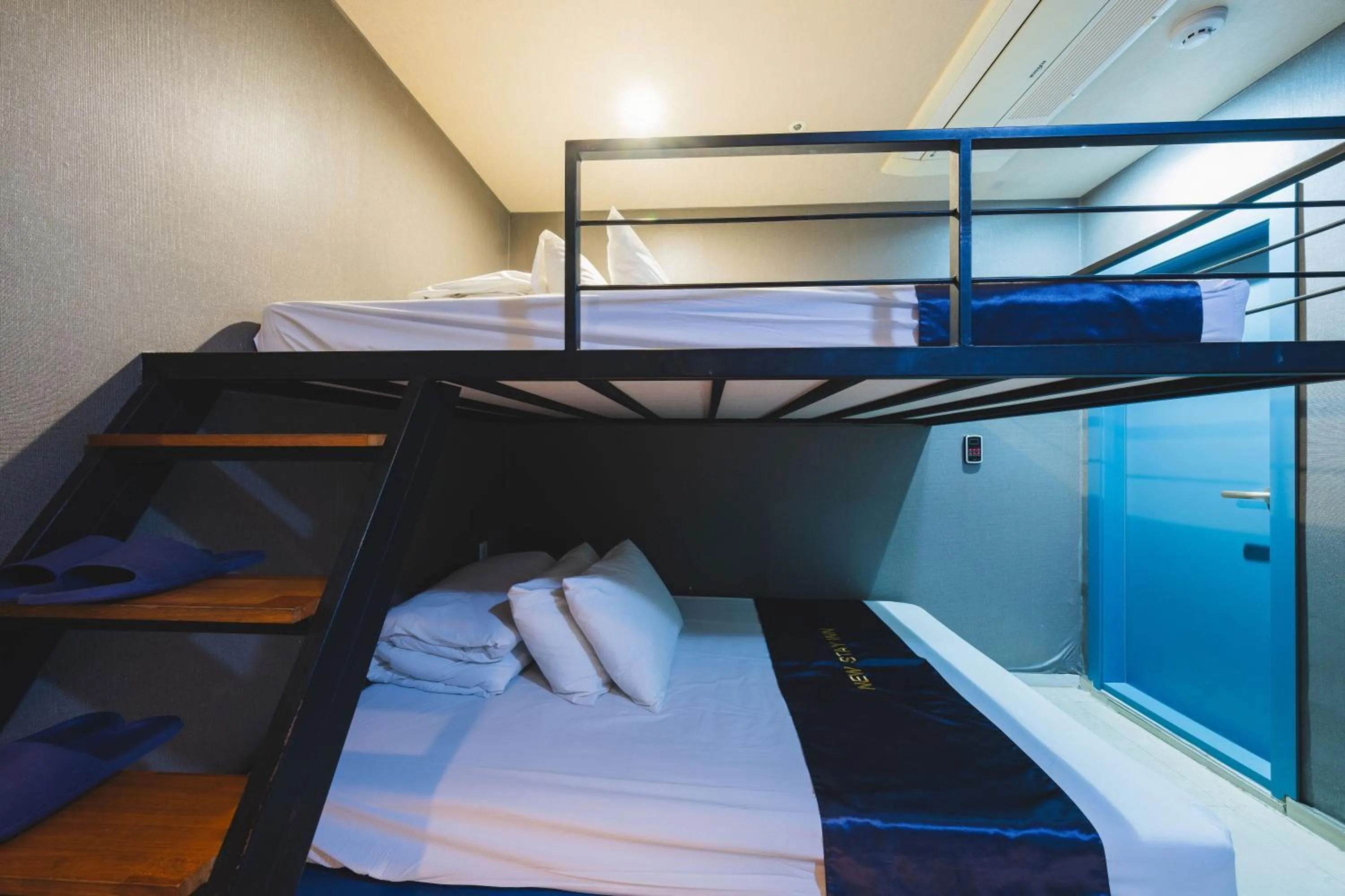 bunk bed, Bed in MyeongDong New Stay Inn