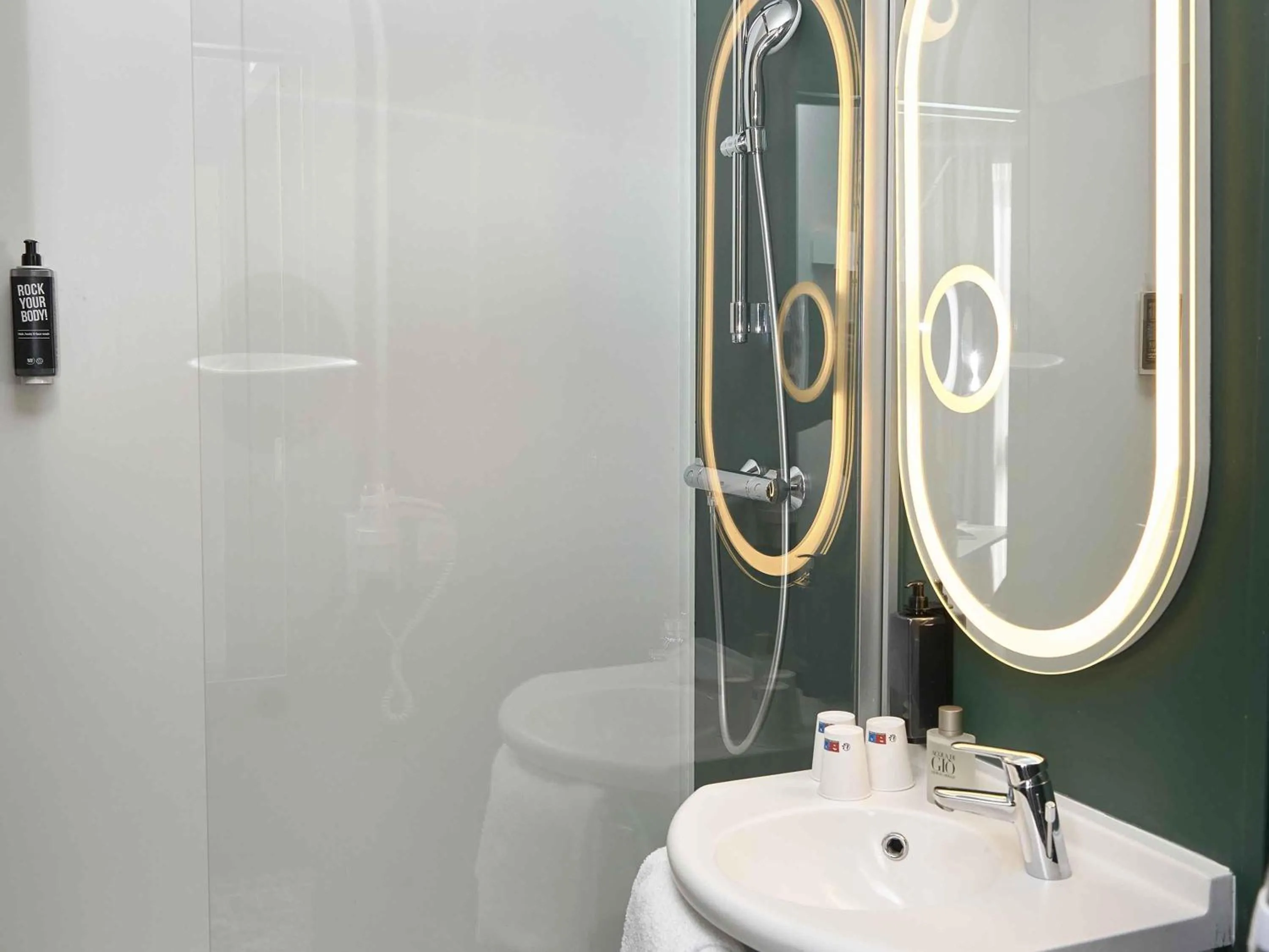 Bedroom in Ibis Annecy - Cran-Gevrier