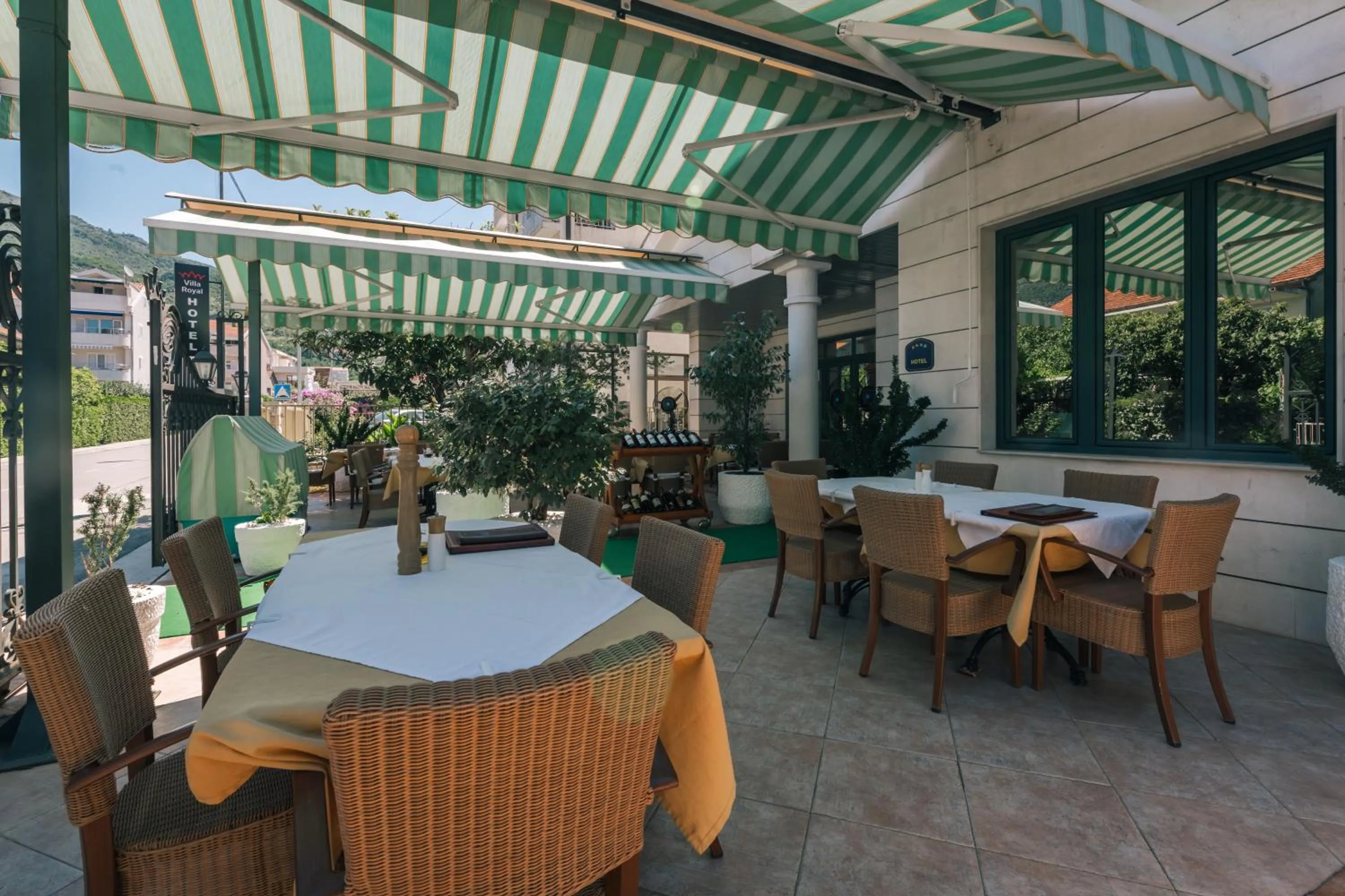 Restaurant/places to eat in Villa Royal Apartments