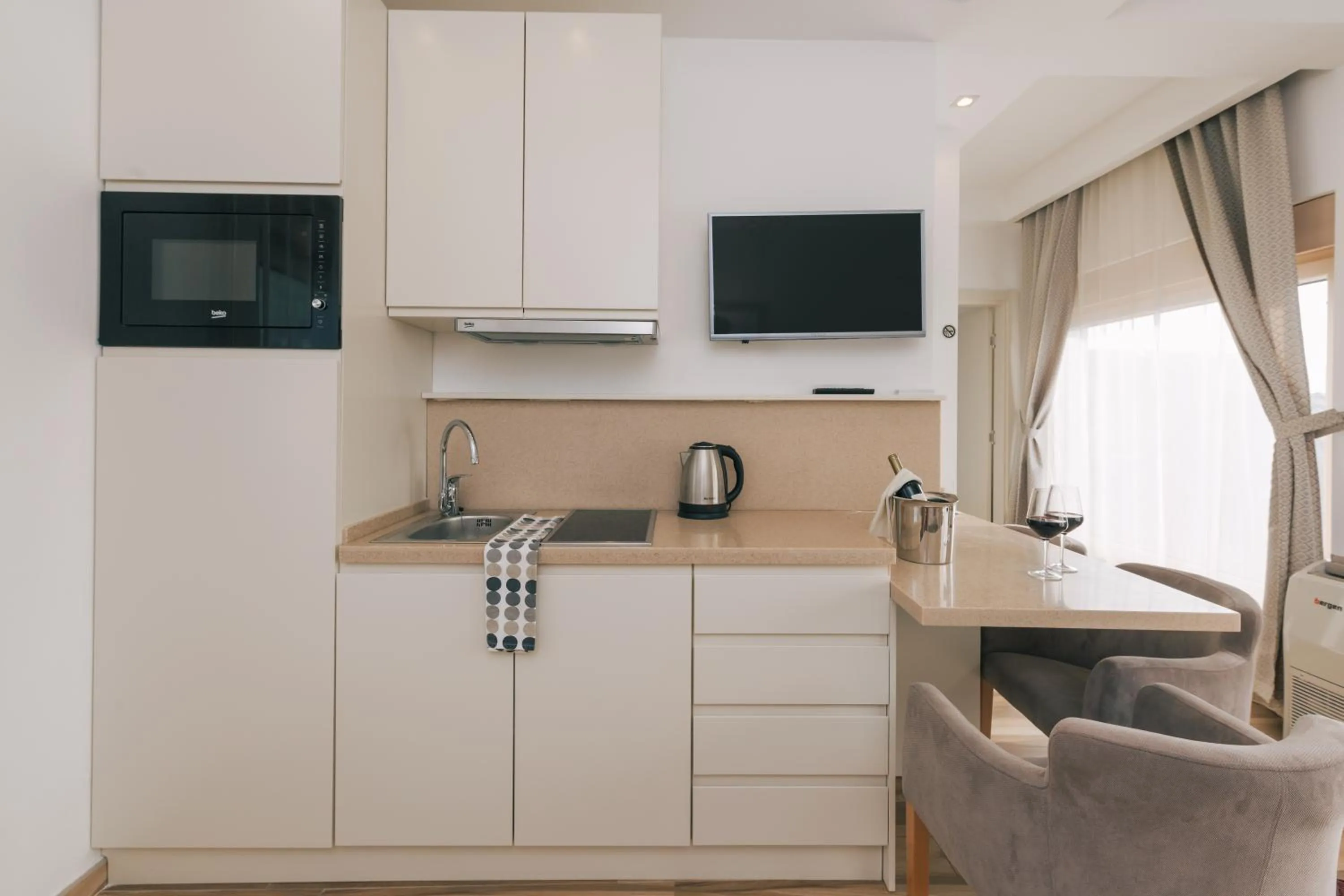 Kitchen or kitchenette in Villa Royal Apartments