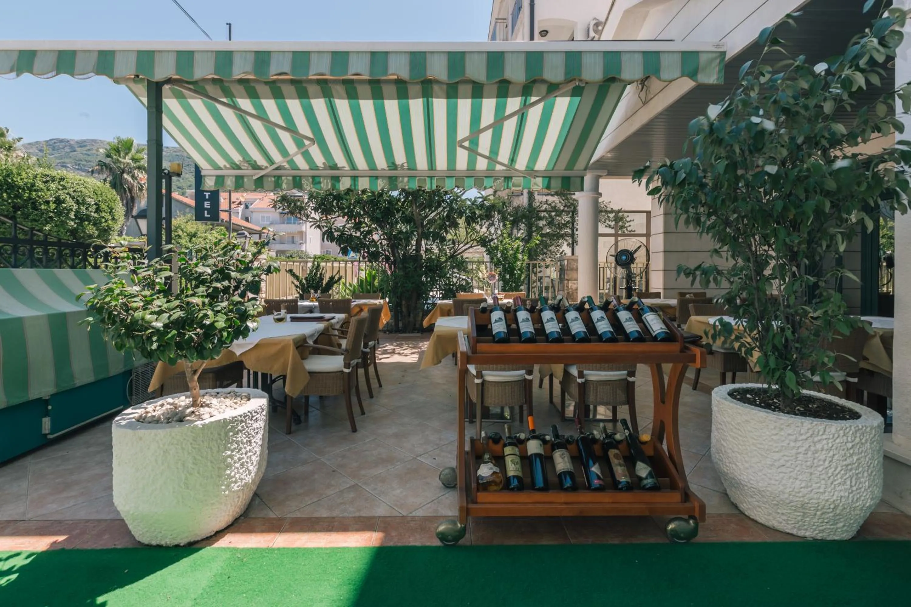 Restaurant/places to eat in Villa Royal Apartments