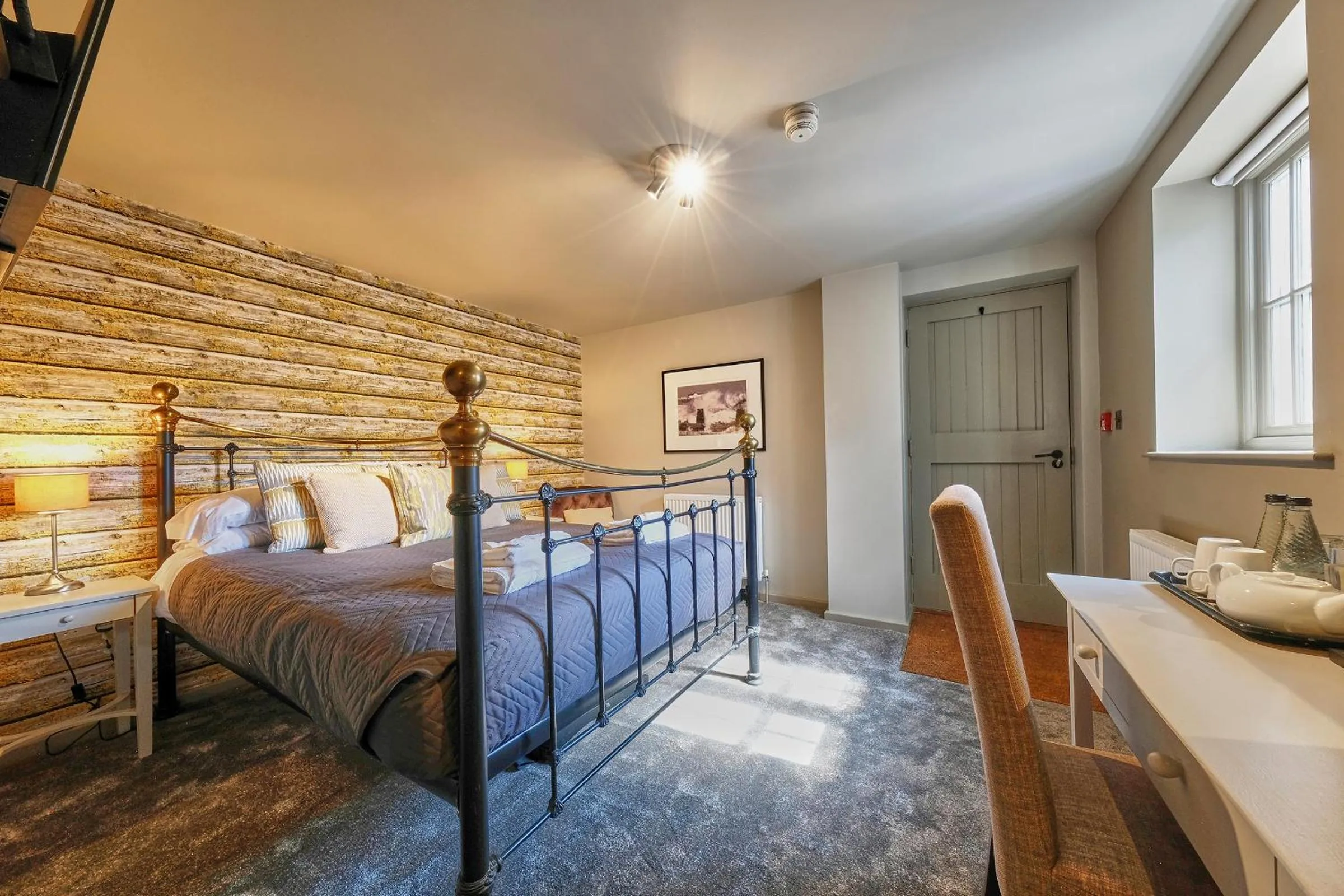 Bedroom, Bed in The Westleton Crown