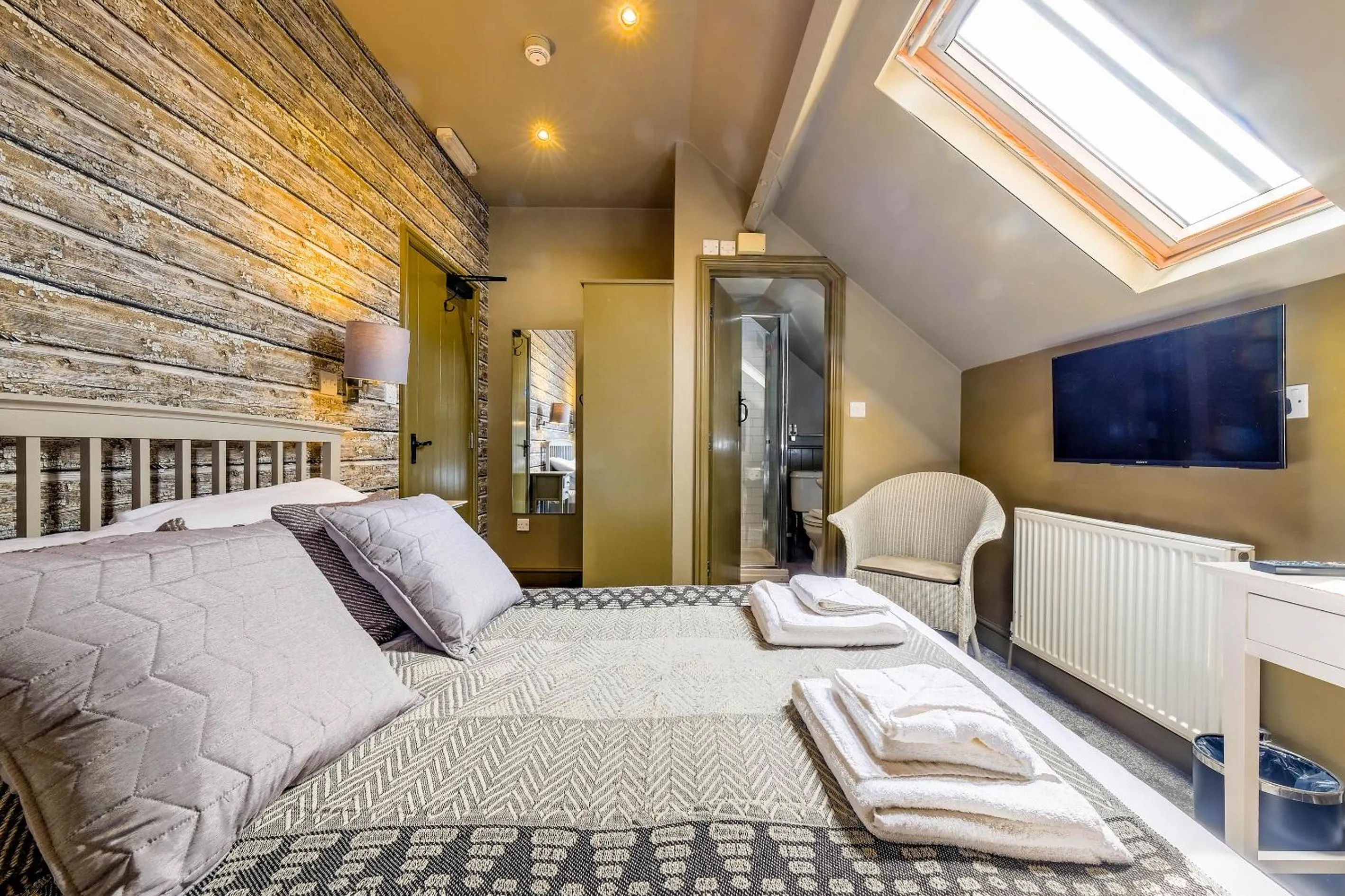 Bedroom, Bed in The Westleton Crown