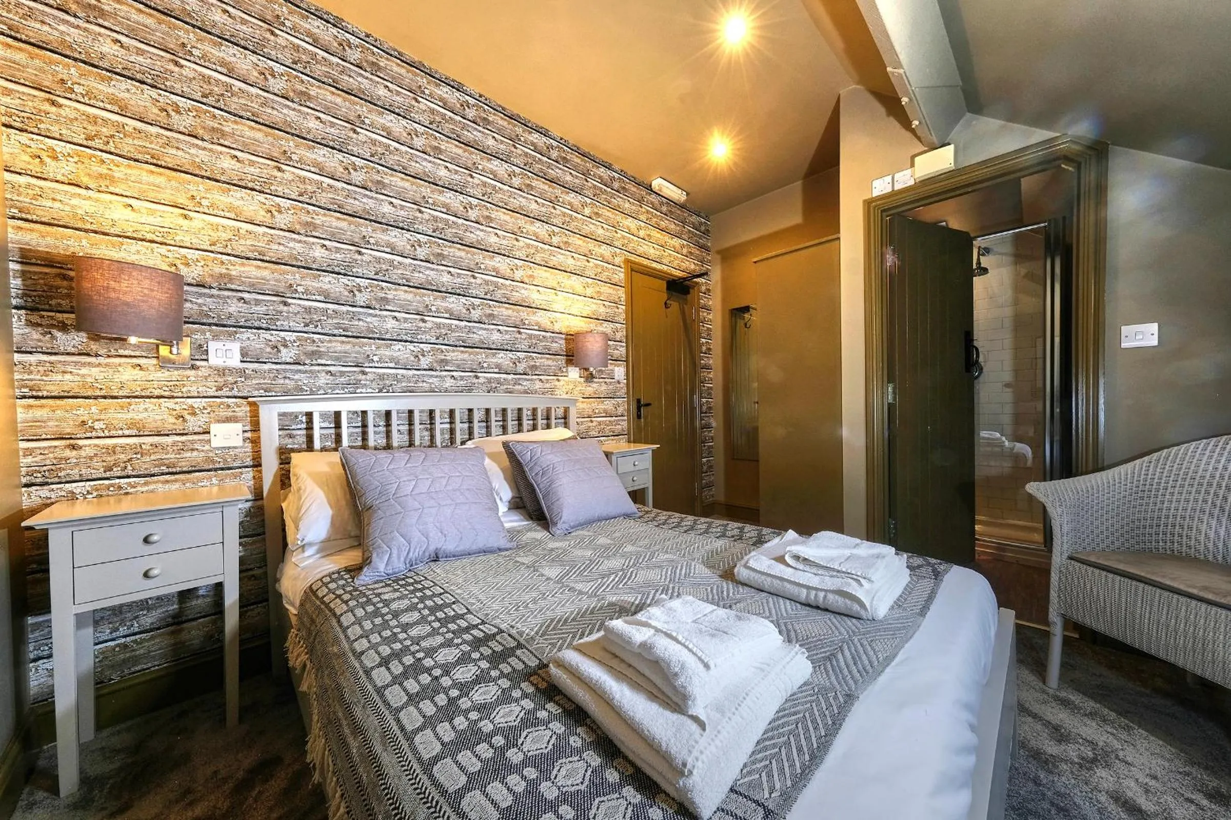 Bedroom, Bed in The Westleton Crown