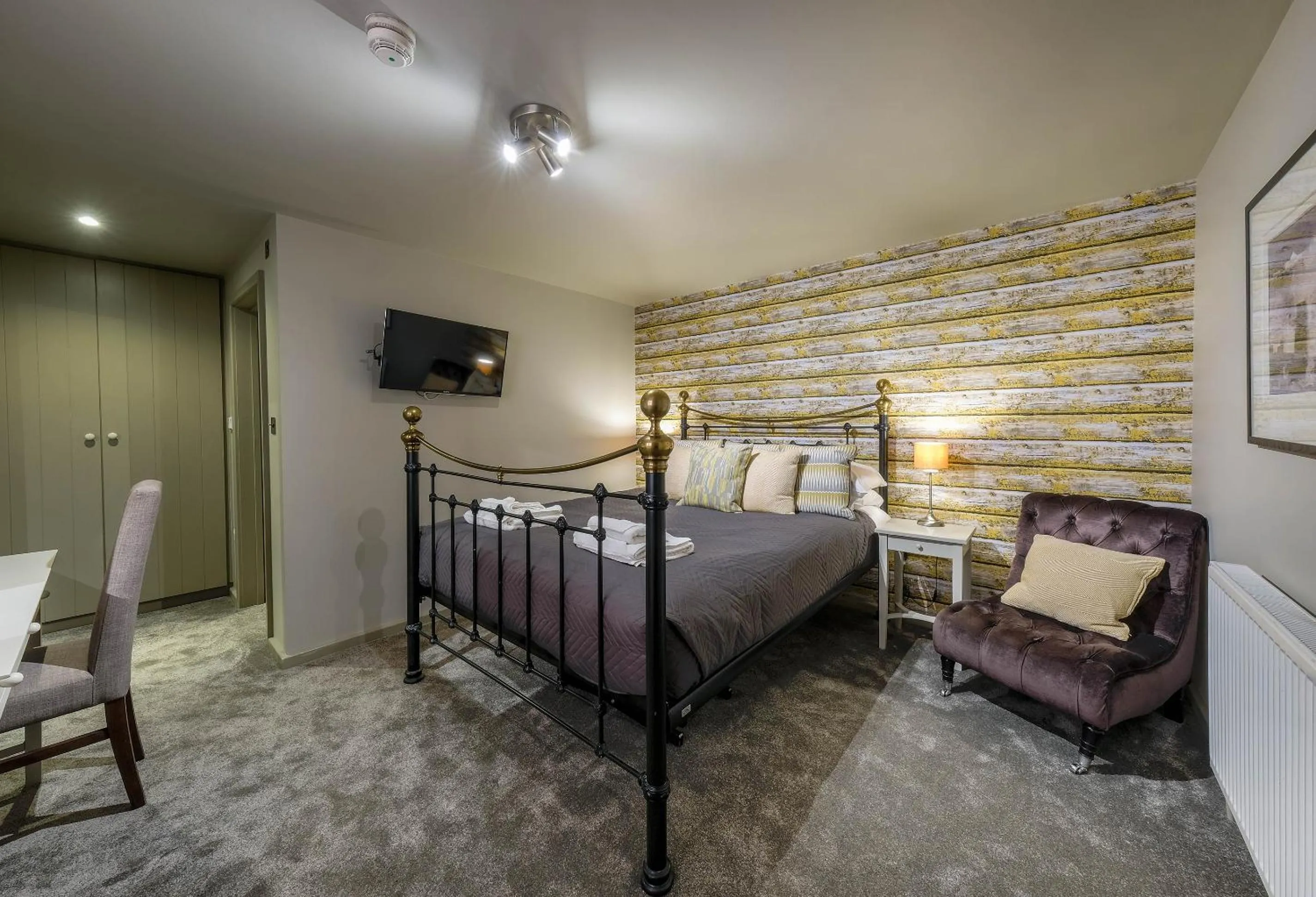 Photo of the whole room, Bed in The Westleton Crown