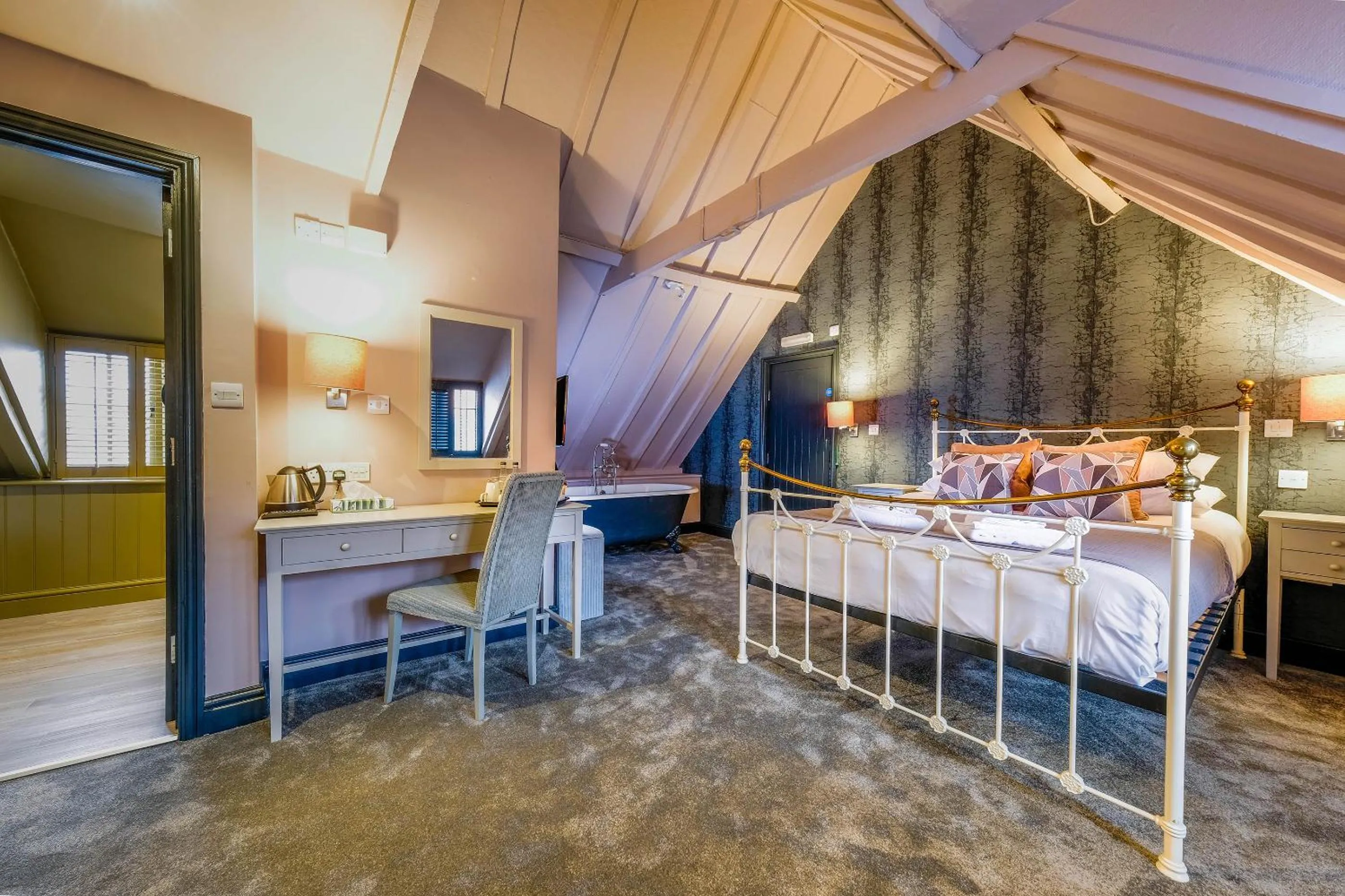 Bedroom, Bed in The Westleton Crown