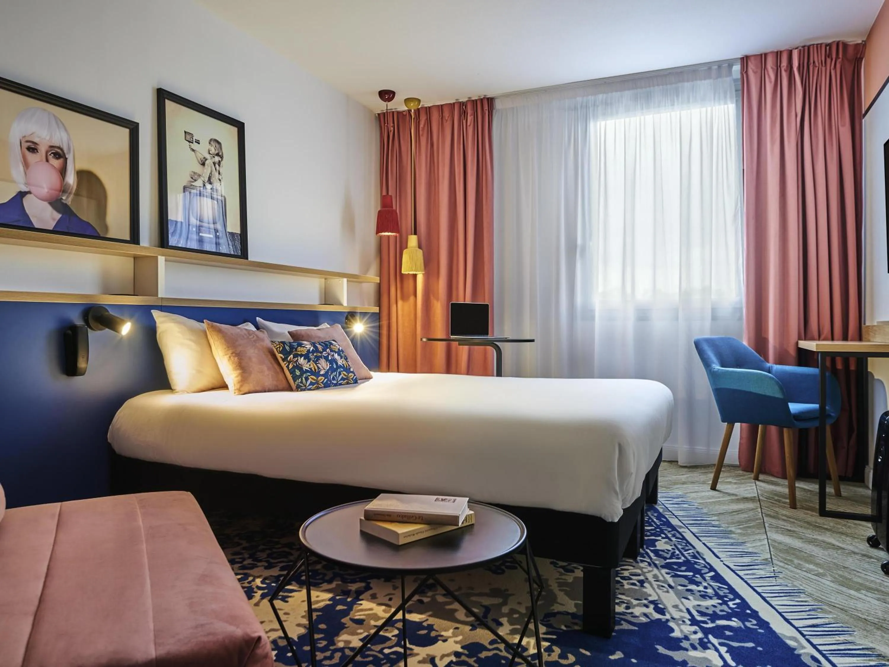 Property building, Bed in Ibis Styles Paris Gennevilliers