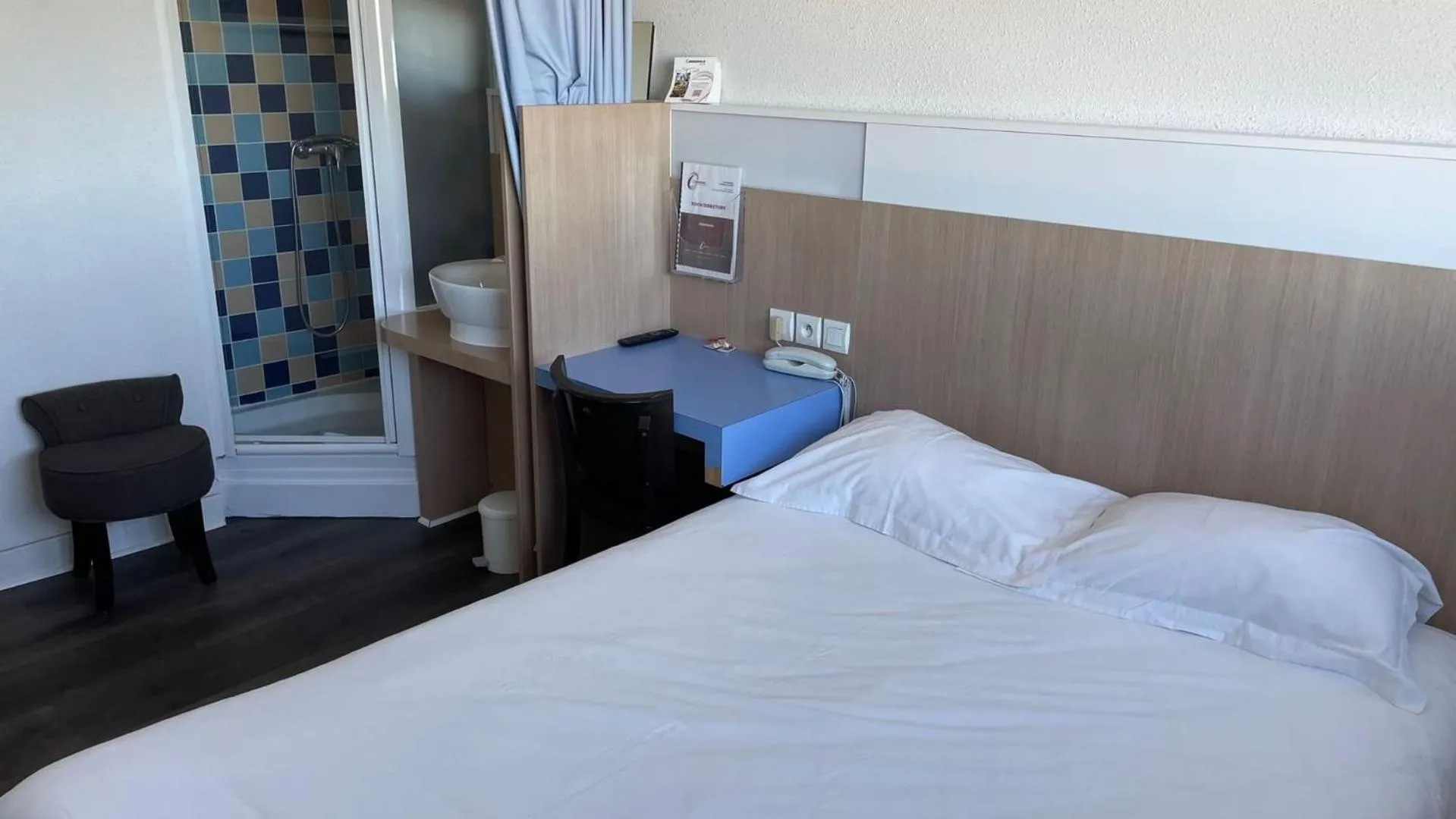 Bedroom, Bed in The Originals Access, Hôtel Millau Sud