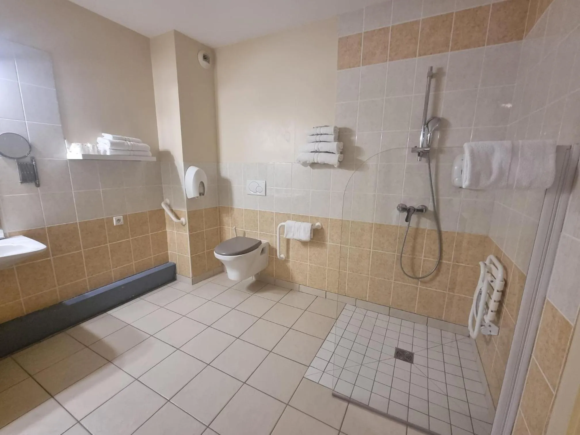 Property building in Hôtel Le Kolibri