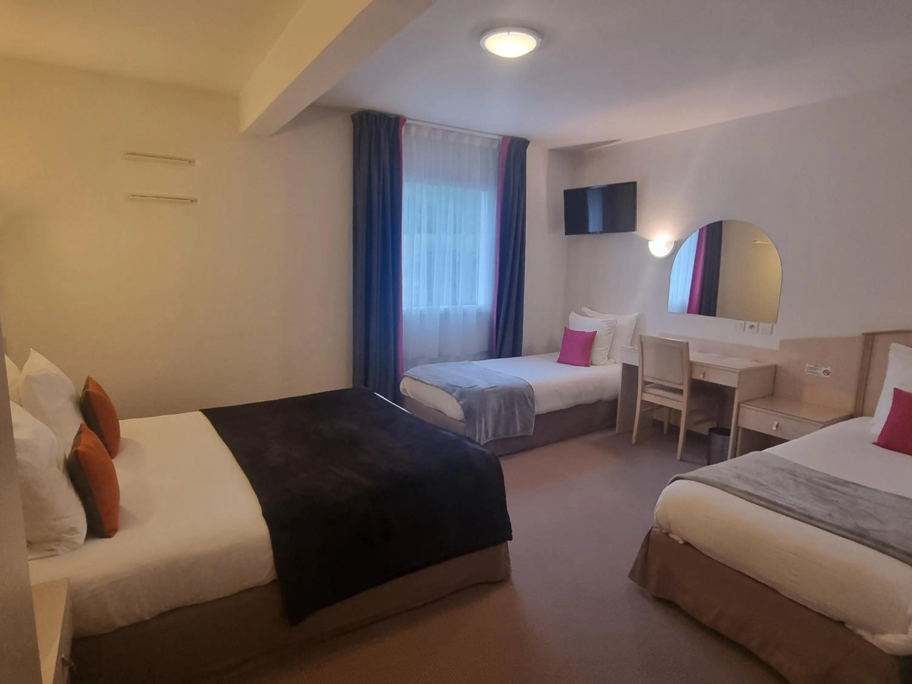 Property building, Bed in Hôtel Le Kolibri