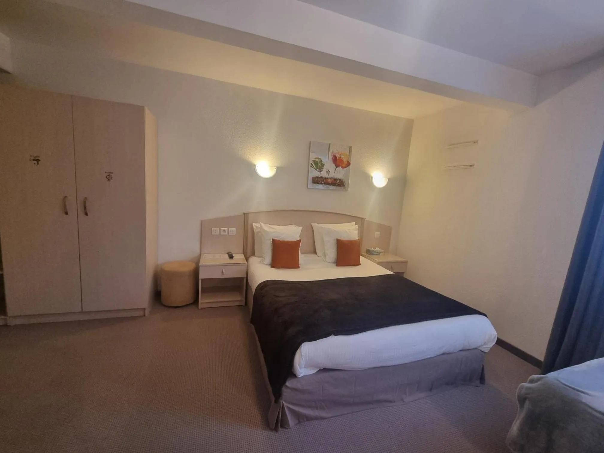 Property building, Bed in Hôtel Le Kolibri