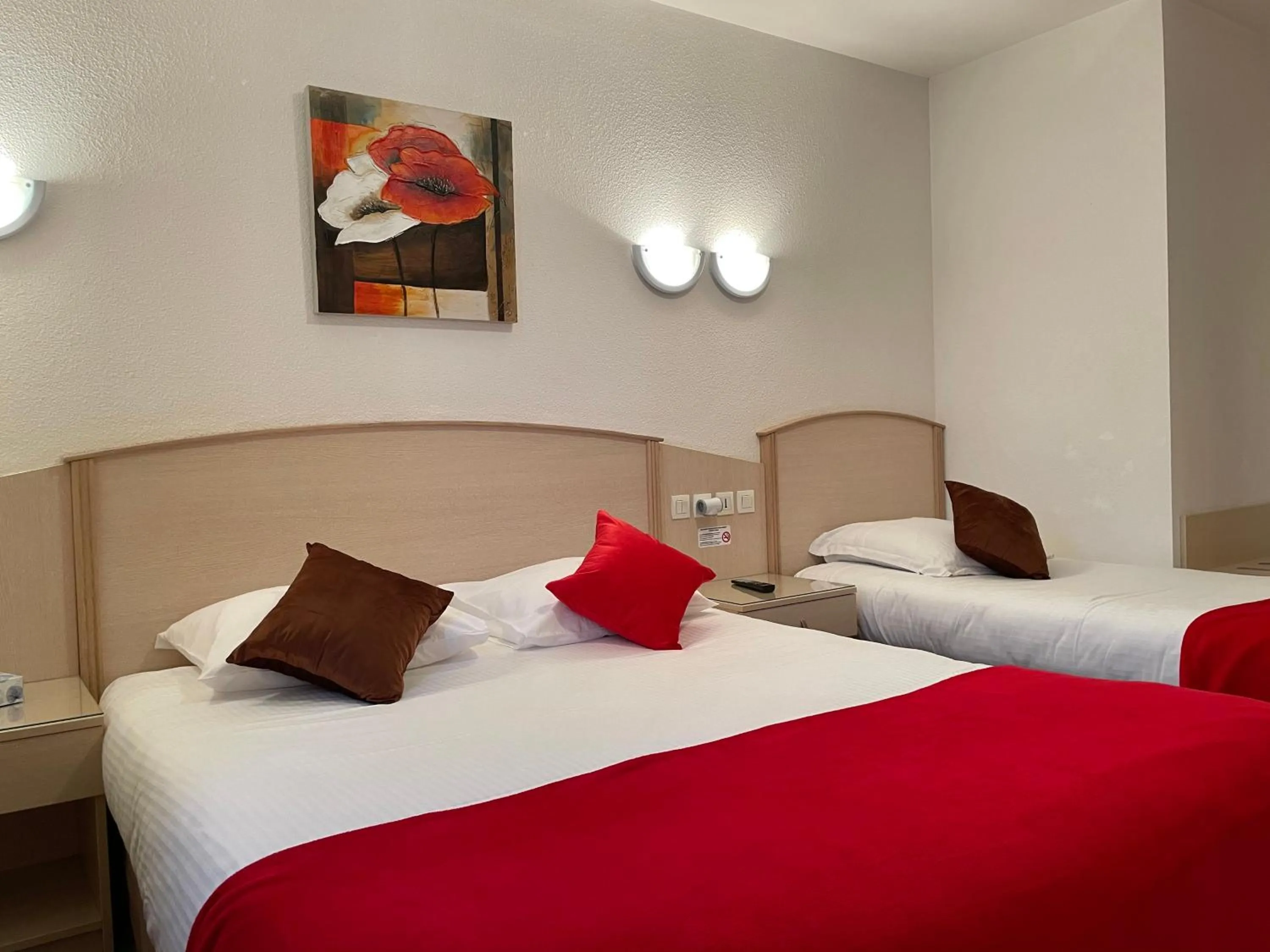 Bedroom, Bed in Hôtel Le Kolibri