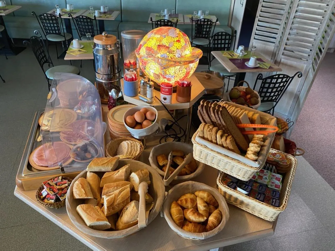 Breakfast in Hôtel Le Kolibri