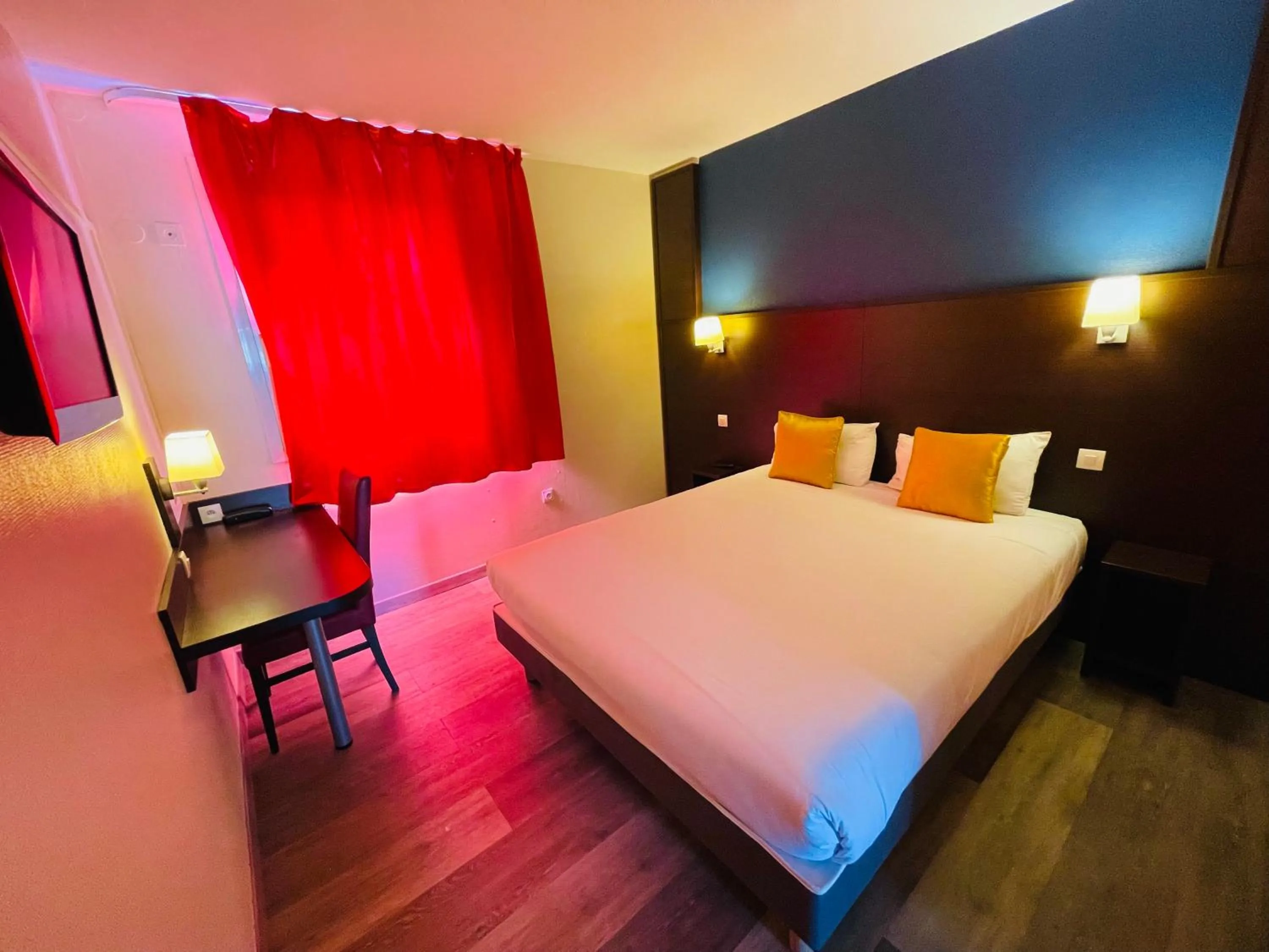 Photo of the whole room, Bed in Hôtel Restaurant Kyriad Direct DIJON NORD - Zenith - Toison d'Or