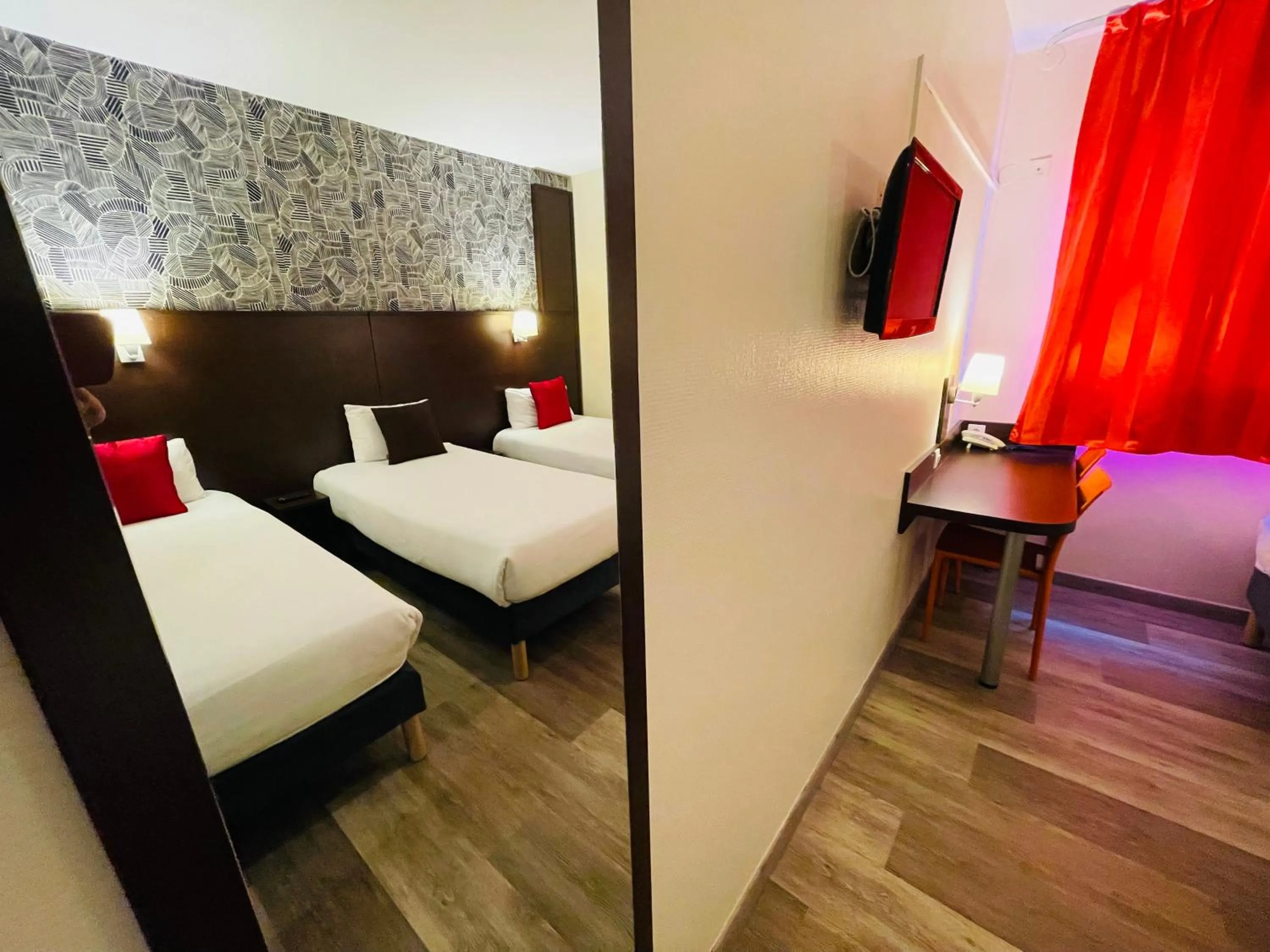 Photo of the whole room, Bed in Hôtel Restaurant Kyriad Direct DIJON NORD - Zenith - Toison d'Or