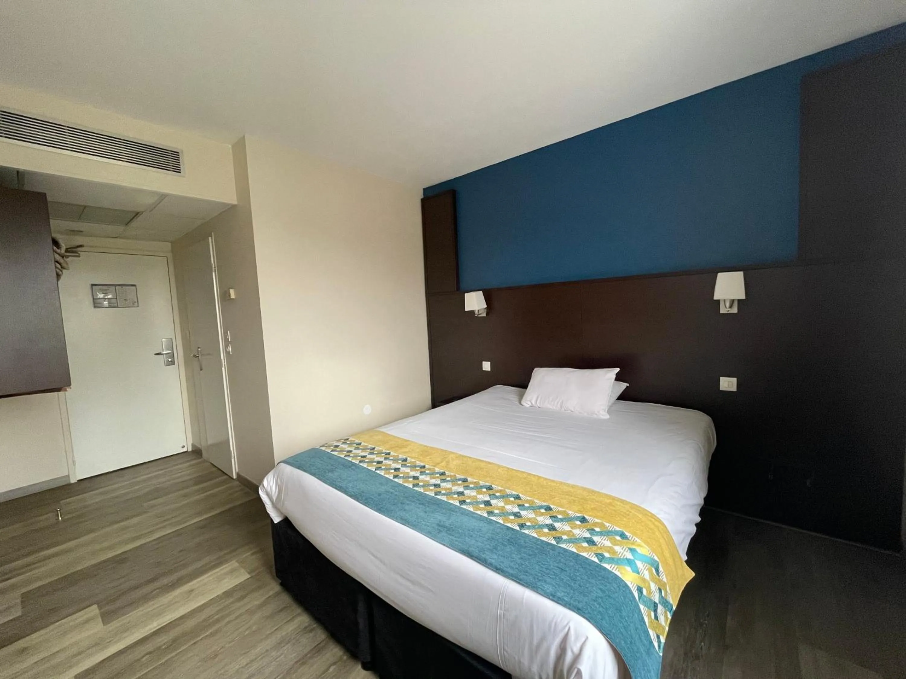 Photo of the whole room, Bed in Hôtel Restaurant Kyriad Direct DIJON NORD - Zenith - Toison d'Or