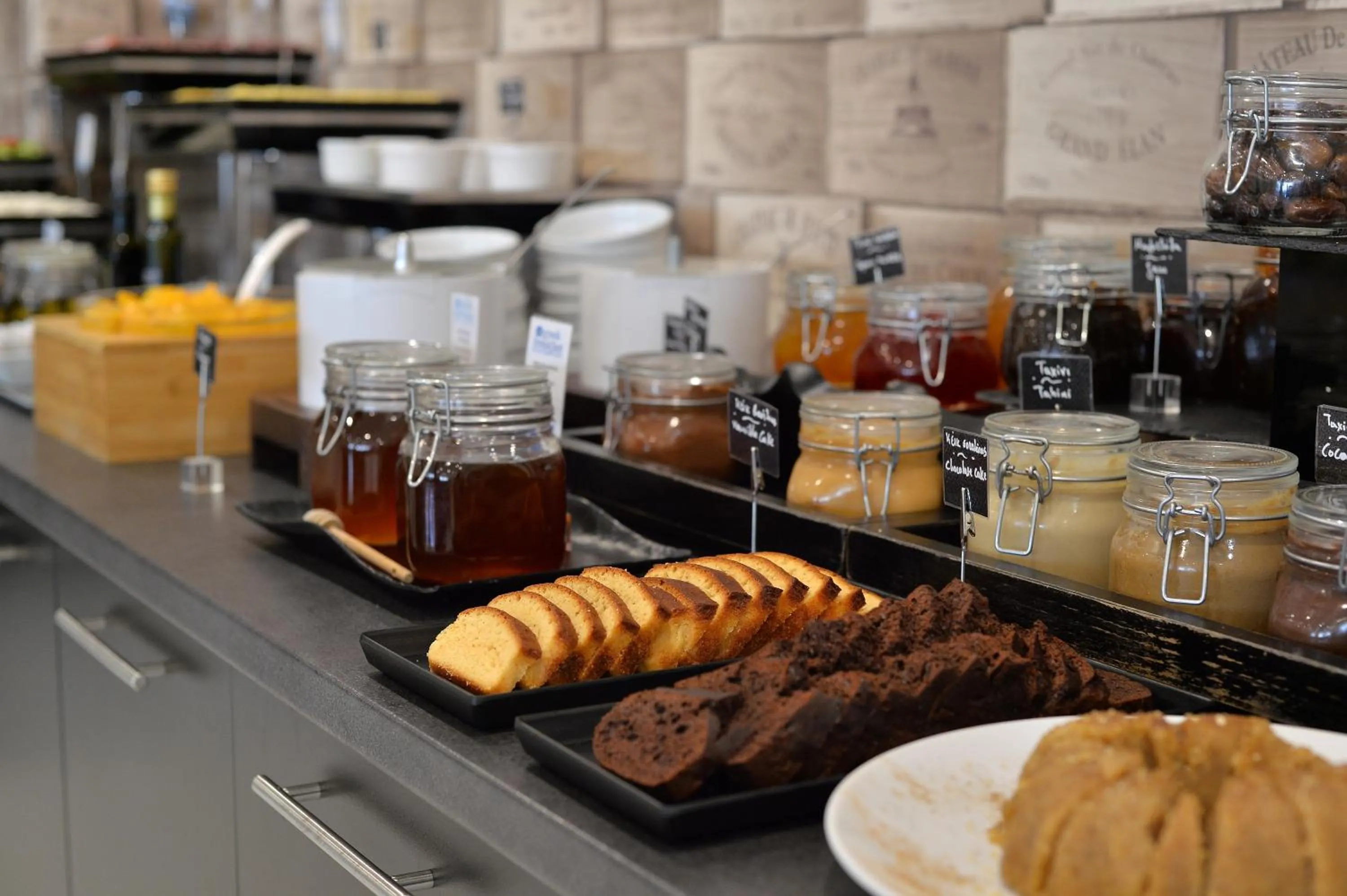 Food and drinks in Athenaeum Grand Hotel