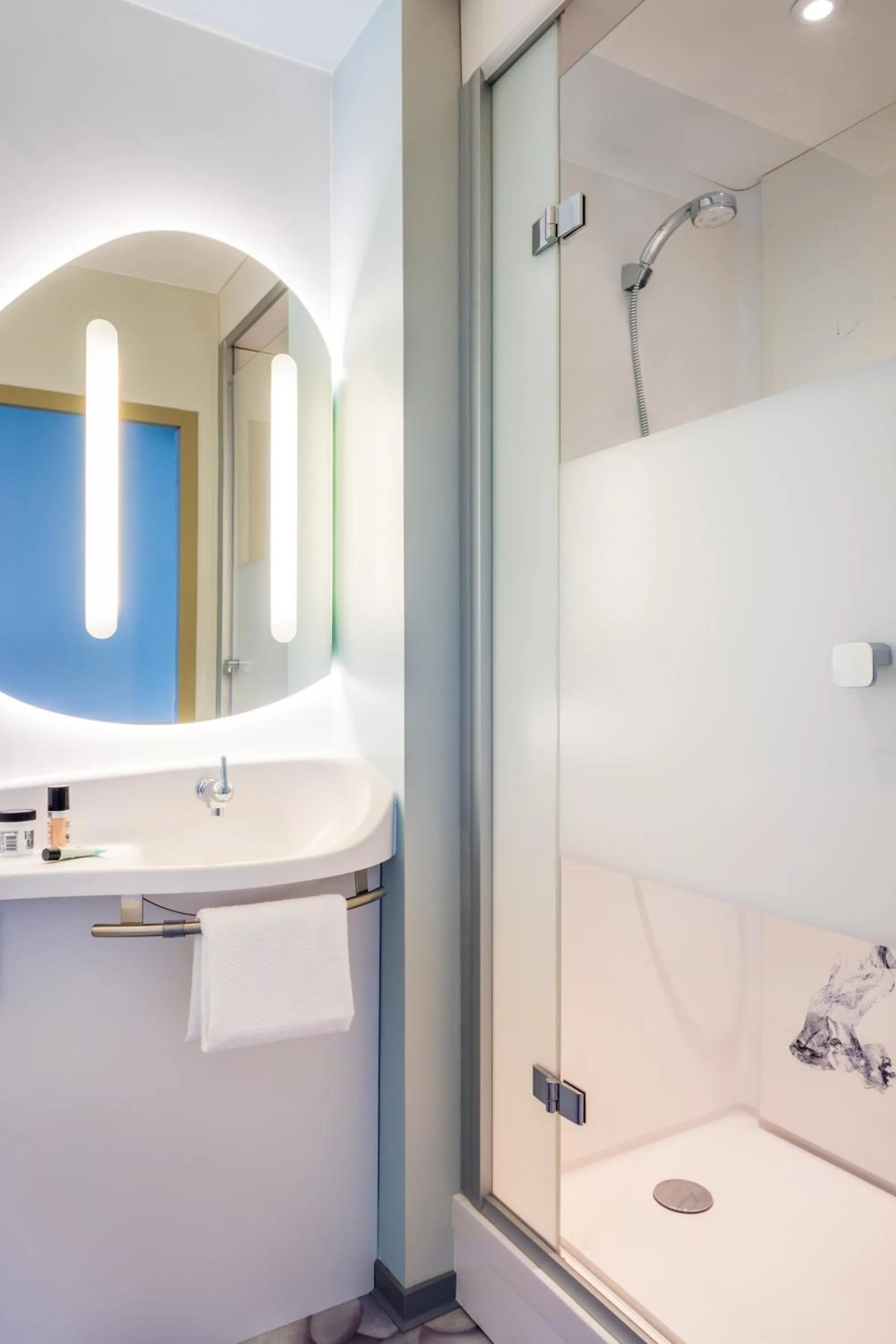 Bathroom in Ibis Budget Clermont Ferrand - Le Brezet - Aeroport